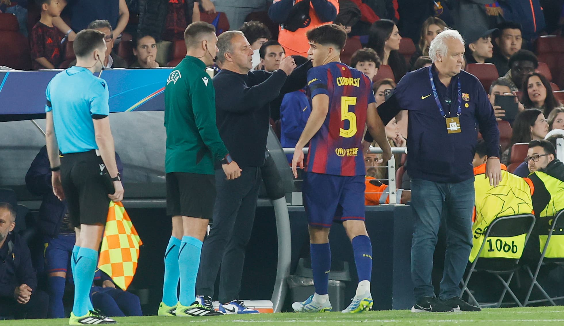 Cubarsí sale del campo después de ser expulsado ante el Atlético.