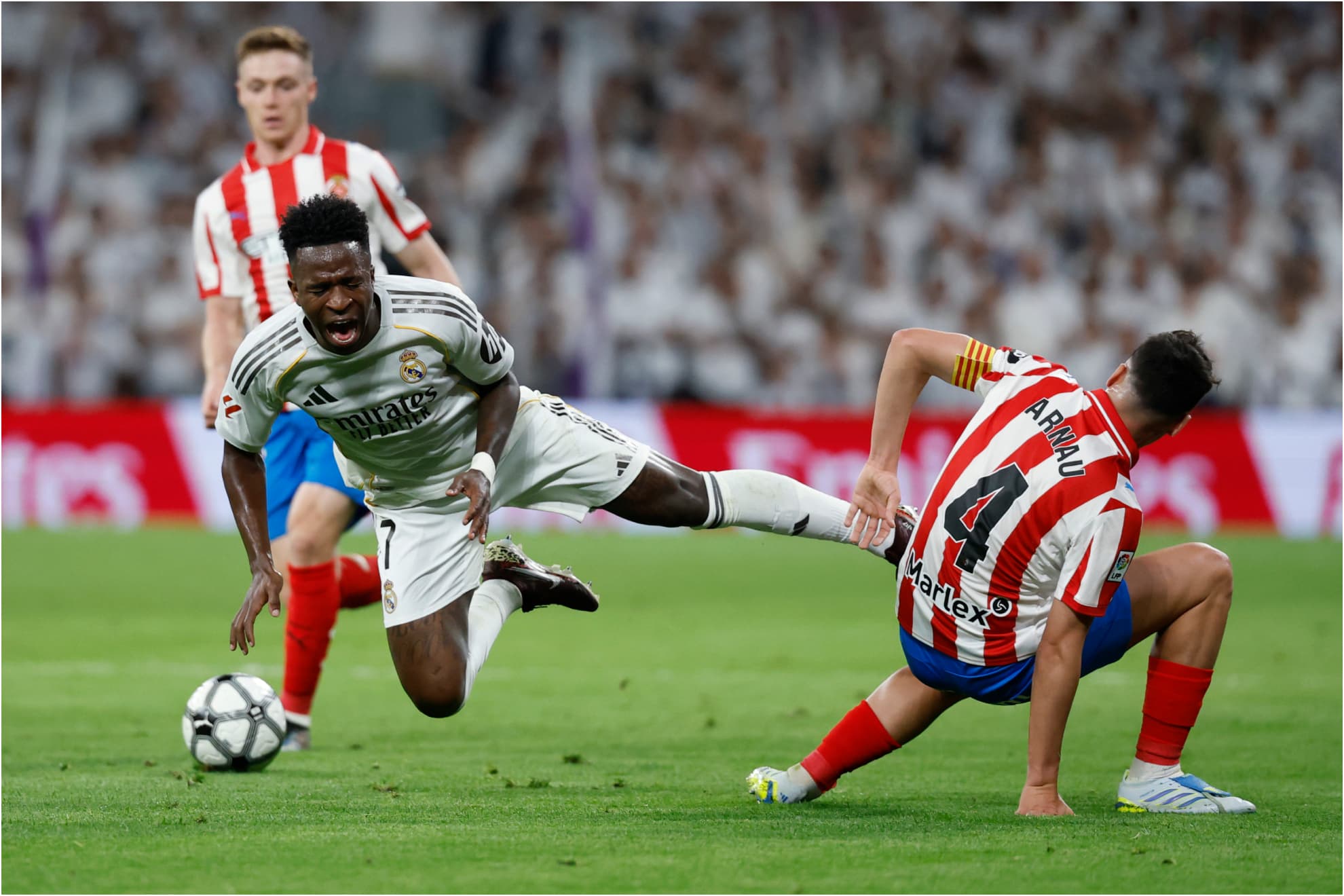 Vinicius cae tras una entrada de Arnau en el partidos del pasado viernes.