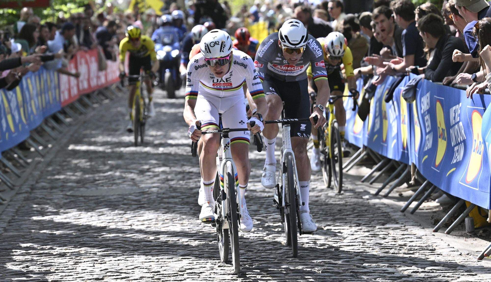 Van der Poel, con Pogacar en la Roubaix 2025.