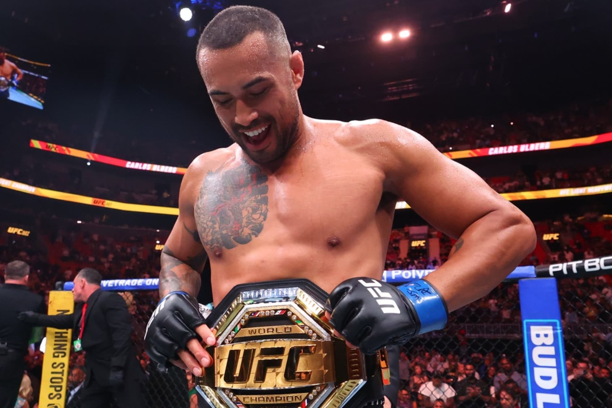 Carlos Ulberg se corona como campeón del peso semipesado en el UFC 327.