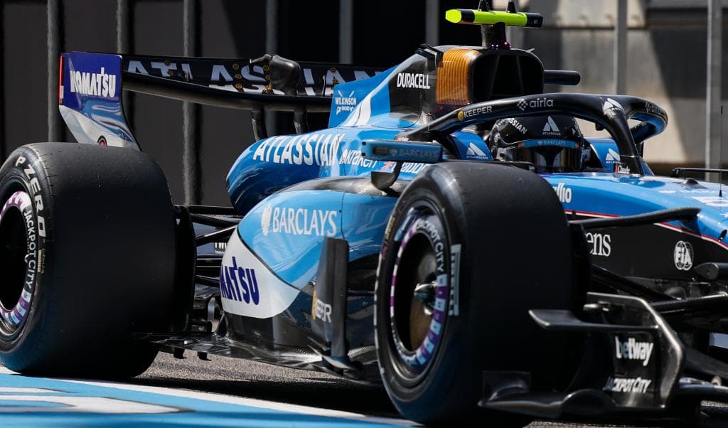 Aspecto de los voluminosos pontones laterales del Williams de Sainz.