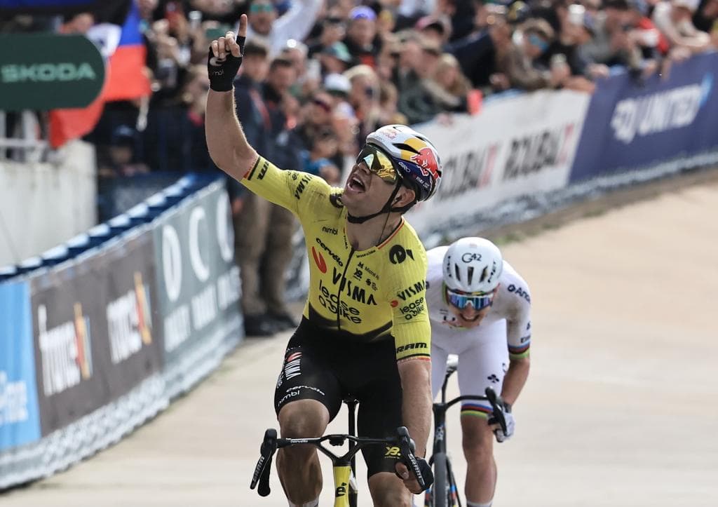 Van Aert supera a Pogacar para ganar la París-Roubaix