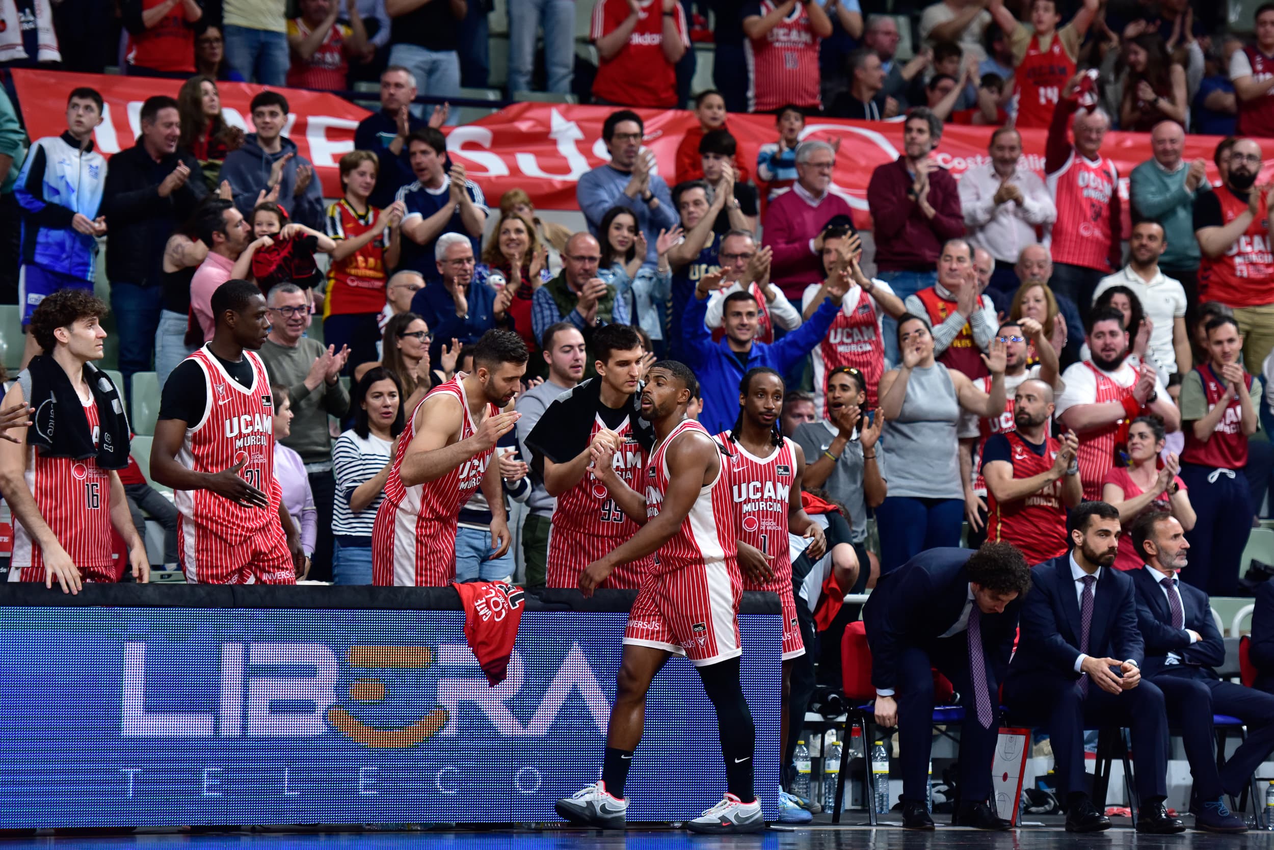 David De Julius saluda a sus compañeros y recibe la ovación del público.