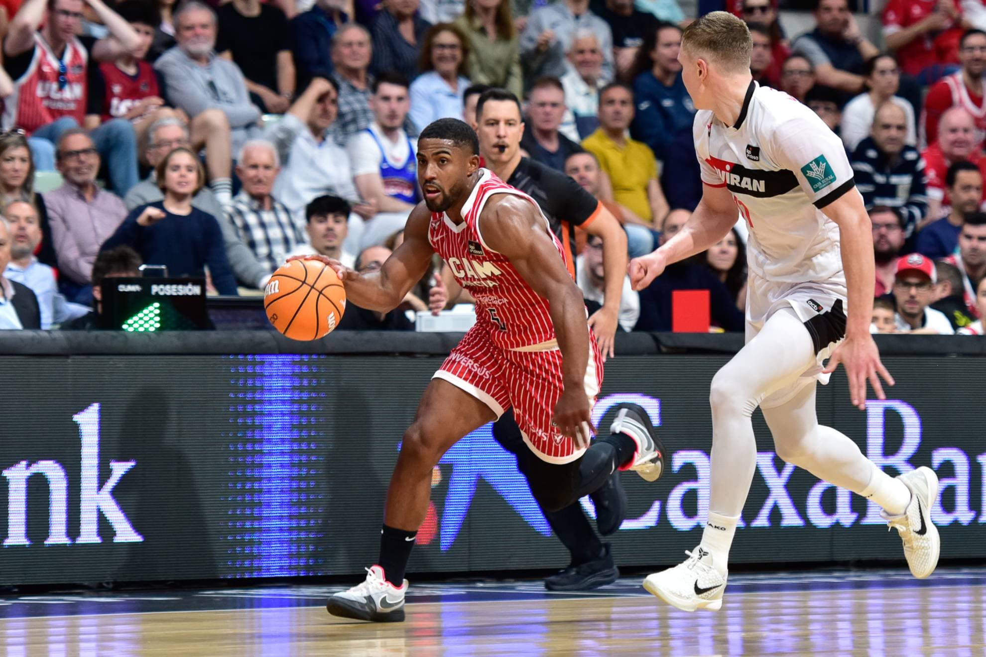 David De Julius sube el balón ante la defensa de Elias Valtonen.