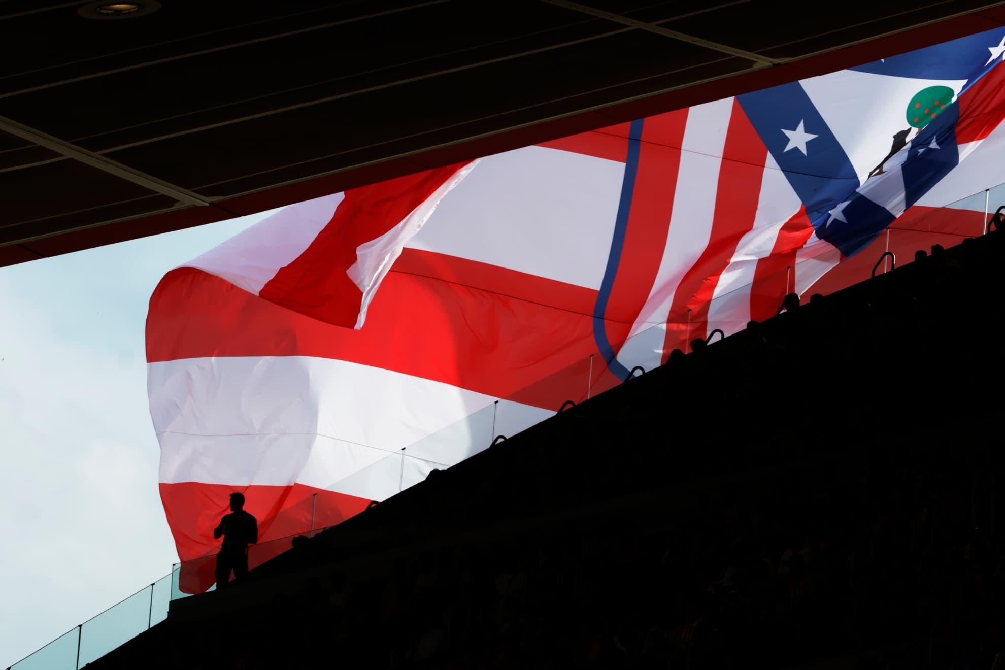 Imagen de la bandera del Atlético vista desde el Metropolitano.