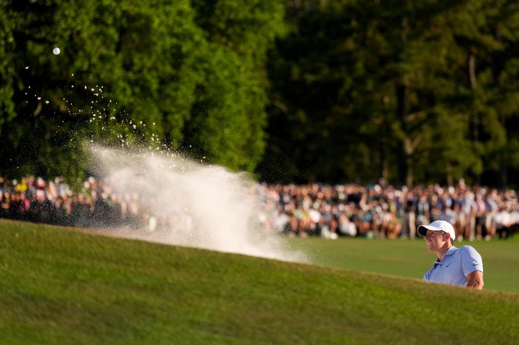 Rory McIlroy saca de bunker en el hoyo 18
