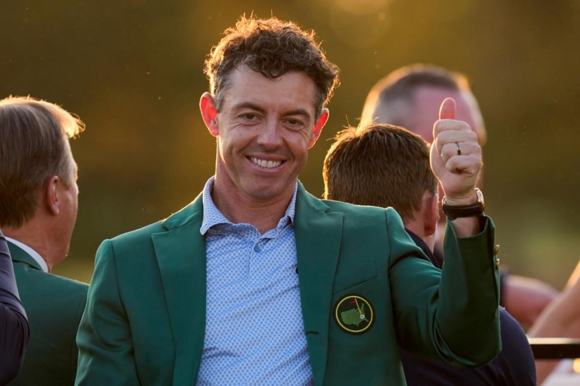 Rory McIlroy (36) levanta el pulgar con la chaqueta verde
