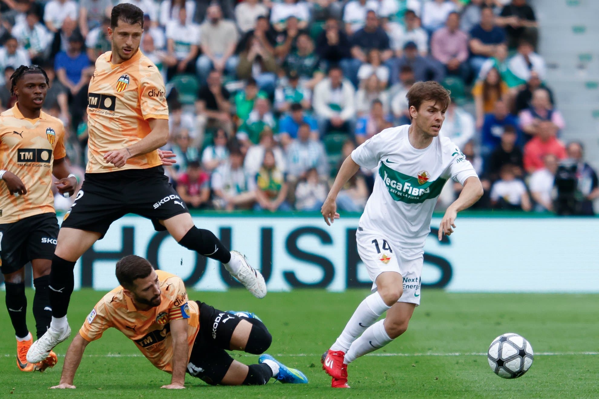 Aleix Febas, con el balón, supera a Gayá y Guido durante el partido de la jornada 31.