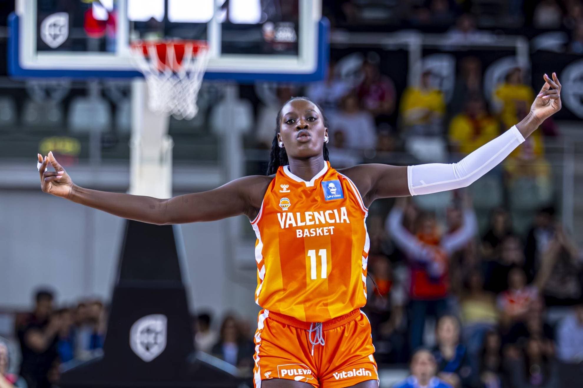 Awa Fam celebra una canasta con el Valencia Basket.