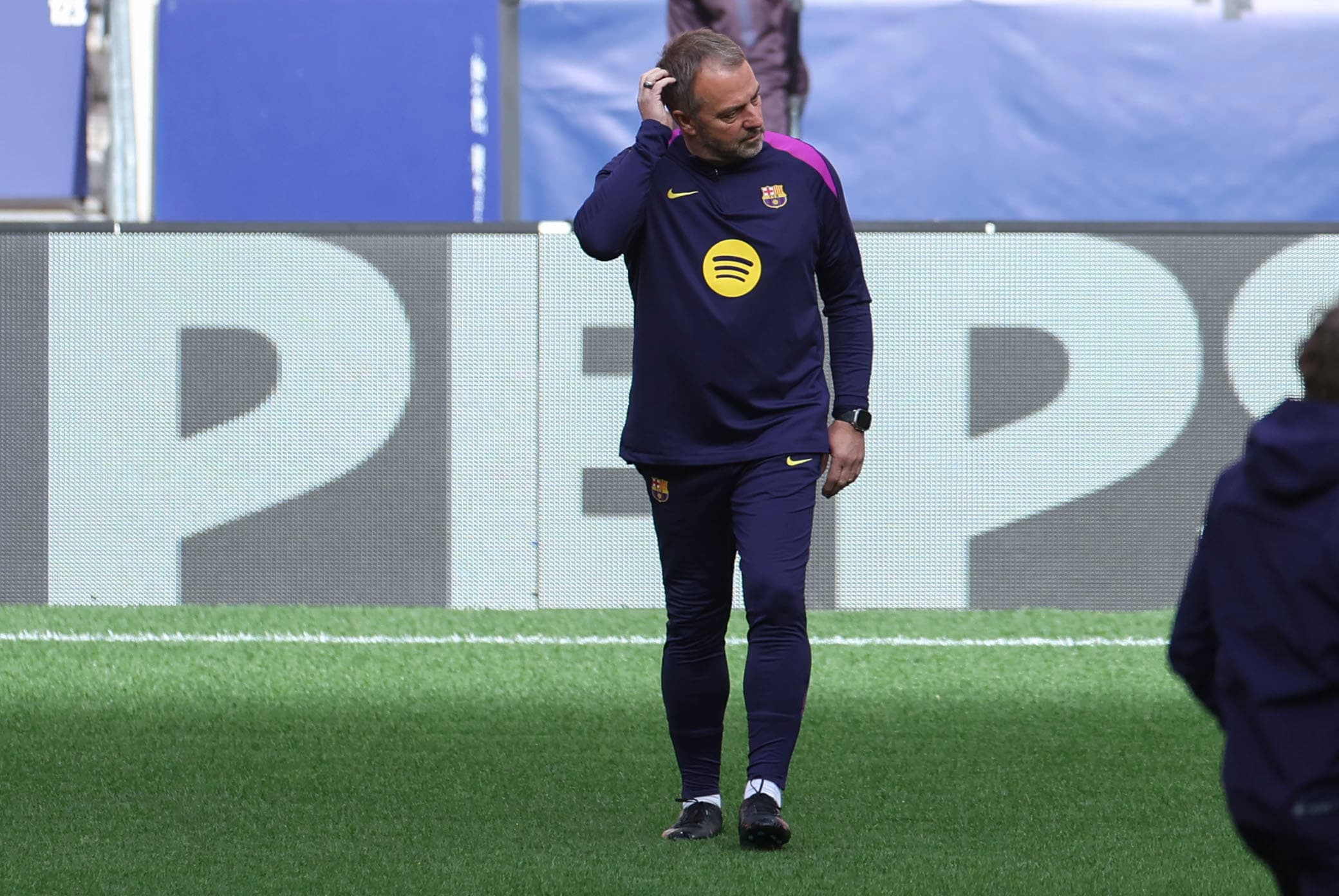 MADRID, 13/04/2026.- El entrenador del Barcelona Hansi Flick dirige el entrenamiento del equipo este lunes en el estadio Metropolitano, en la víspera del partido de vuelta de cuartos de final de la Liga de Campeones que disputan ante el Atlético de Madrid. EFE/Kiko Huesca