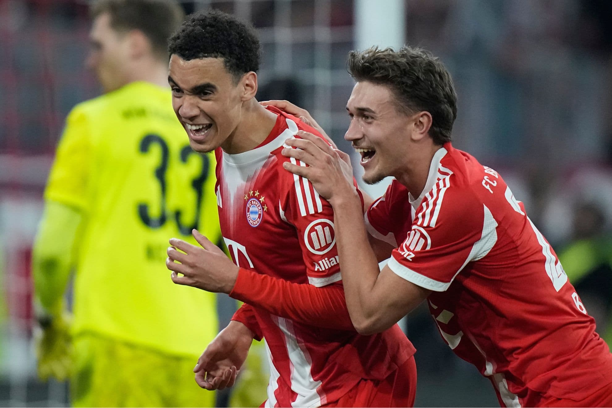 Musiala, celebrando un gol junto a Bischof