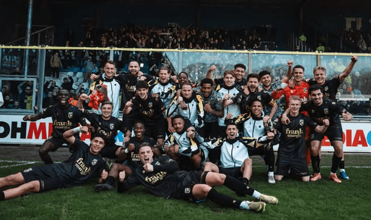 Los futbolistas del Vitesse festejan un triunfo.