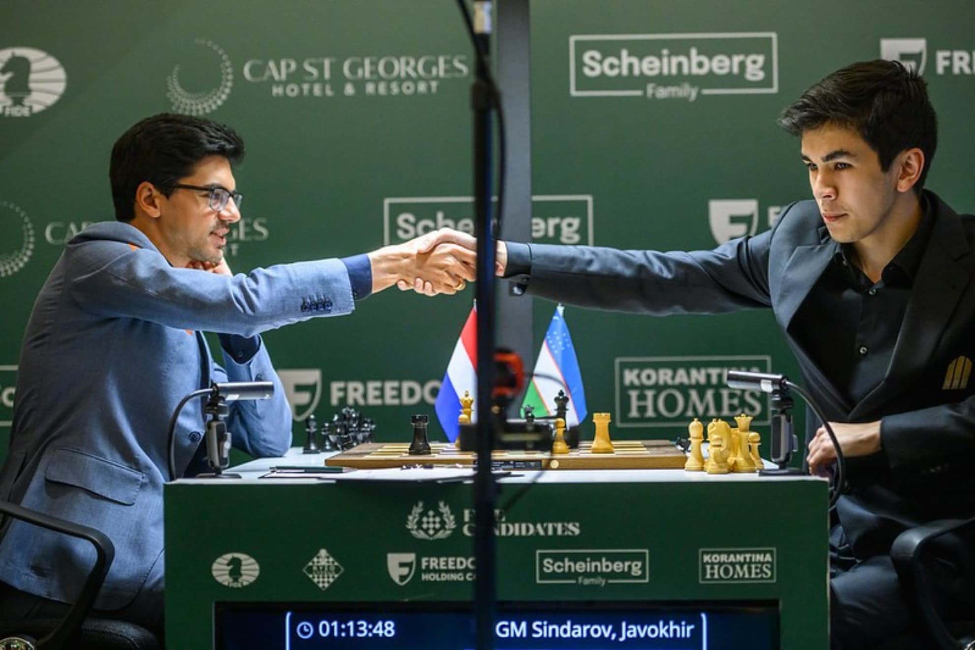 Javokhir Sindarov, a la derecha.