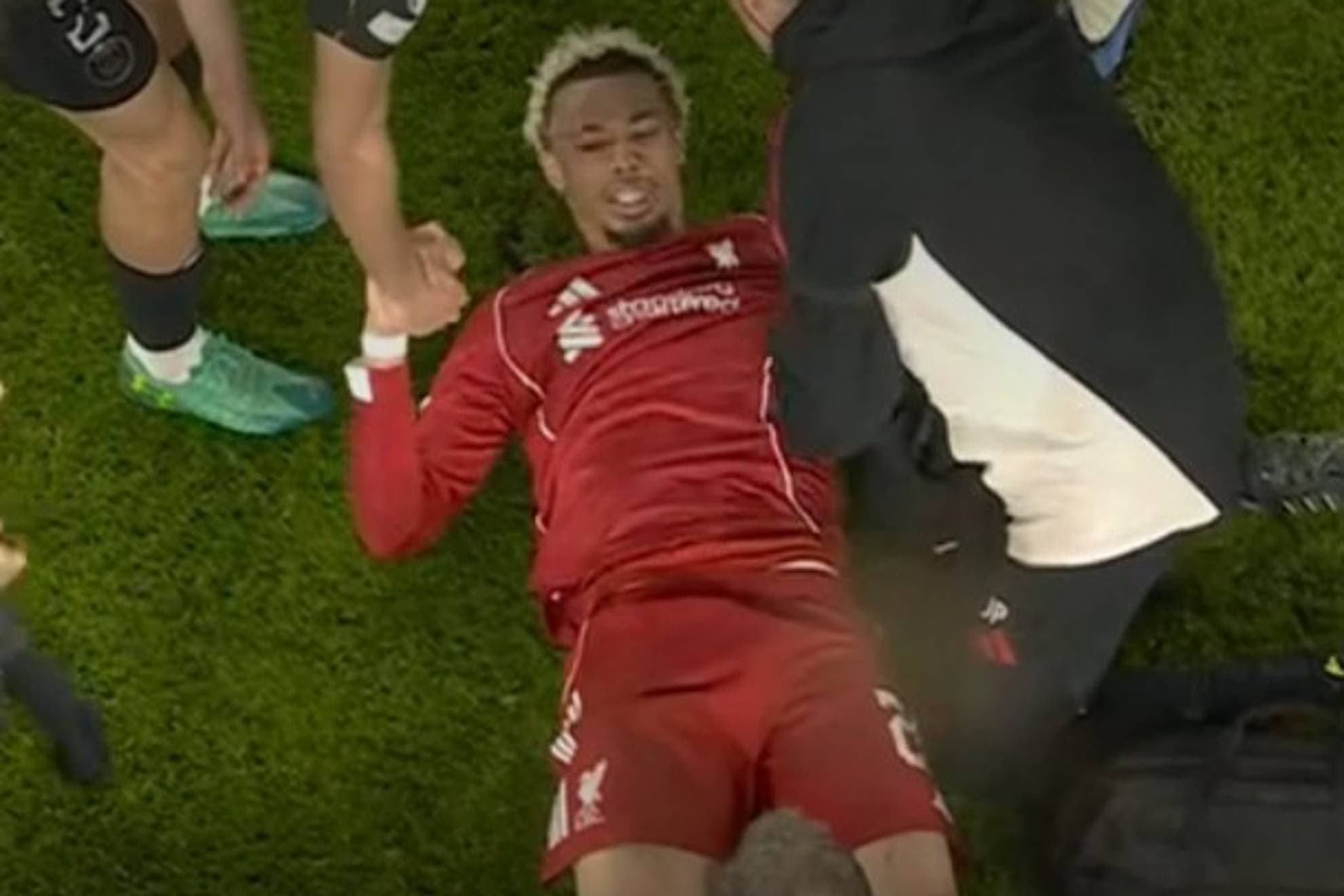 El momento de la lesión de Ekitiké.