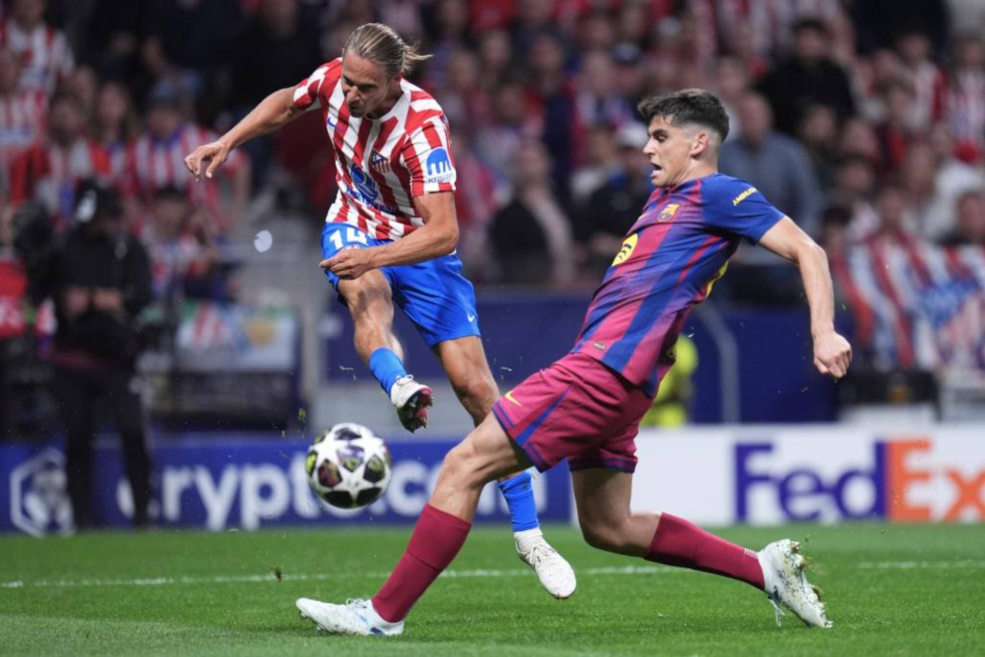 Llorente remata ante Gerard Martín.