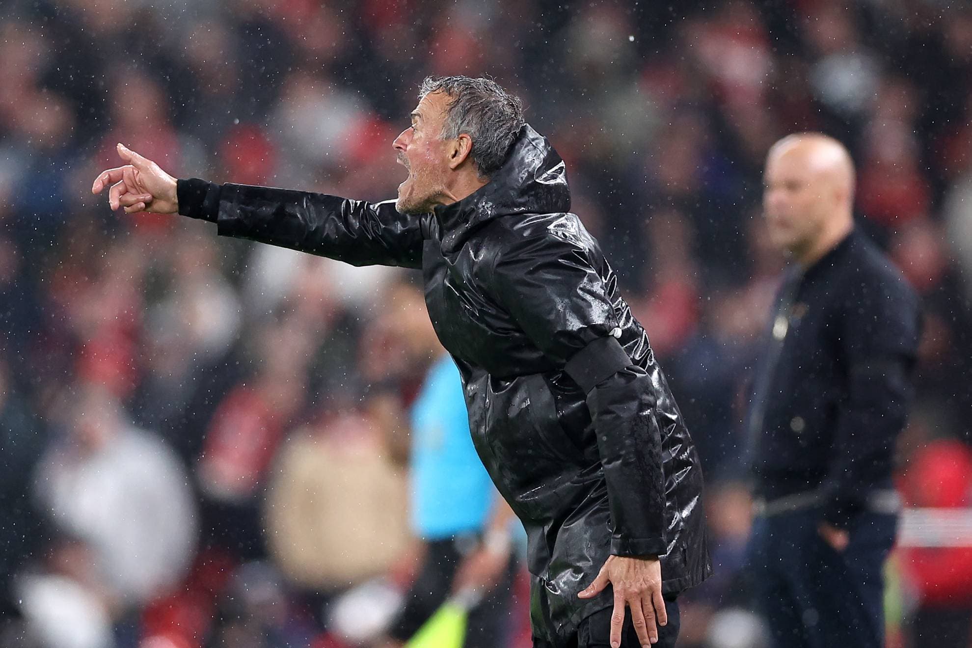 Luis Enrique en el partido ante el Liverpool en Anfield.
