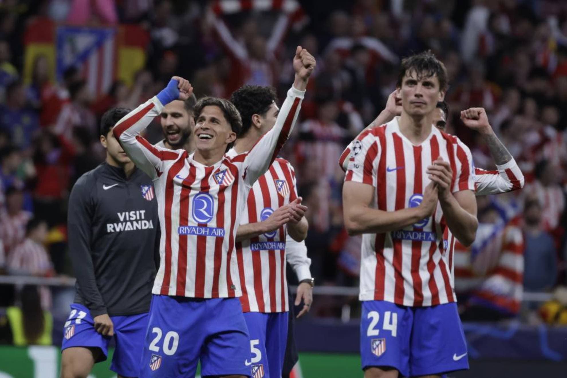 Los jugadores del Atlético de Madrid al finalizar el partido de vuelta de cuartos de final de Liga de Campeones que Atlético de Madrid y FC Barcelona disputaron este martes en el estadio Metropolitano, en Madrid.