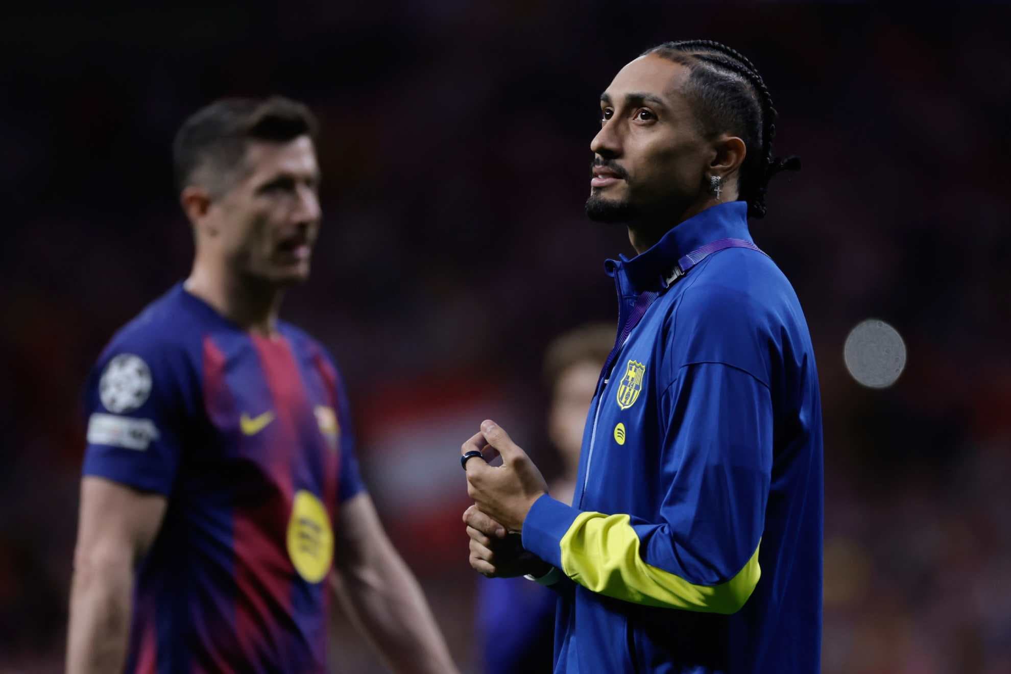 Raphinha mira a la grada tras el pitido final en el Metropolitano