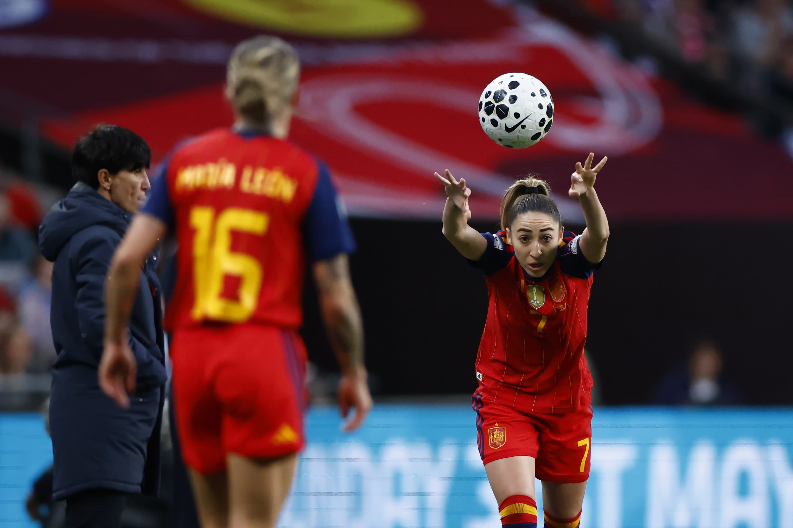 Olga Carmona realiza un saque de banda en Wembley frente a Inglaterra