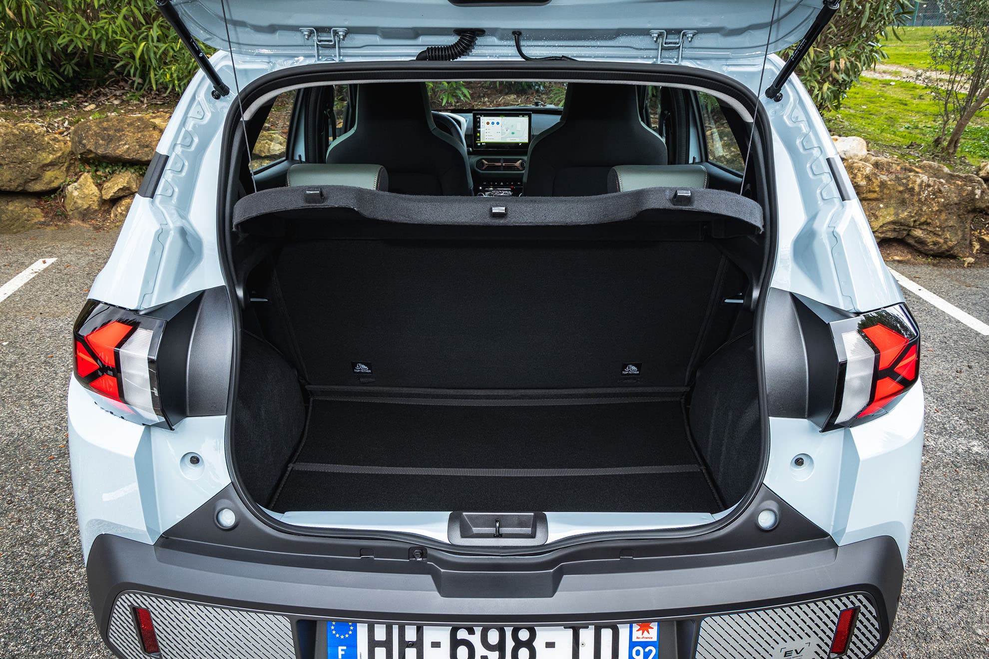 El maletero es amplio, tratándose de un coche del segmento A.