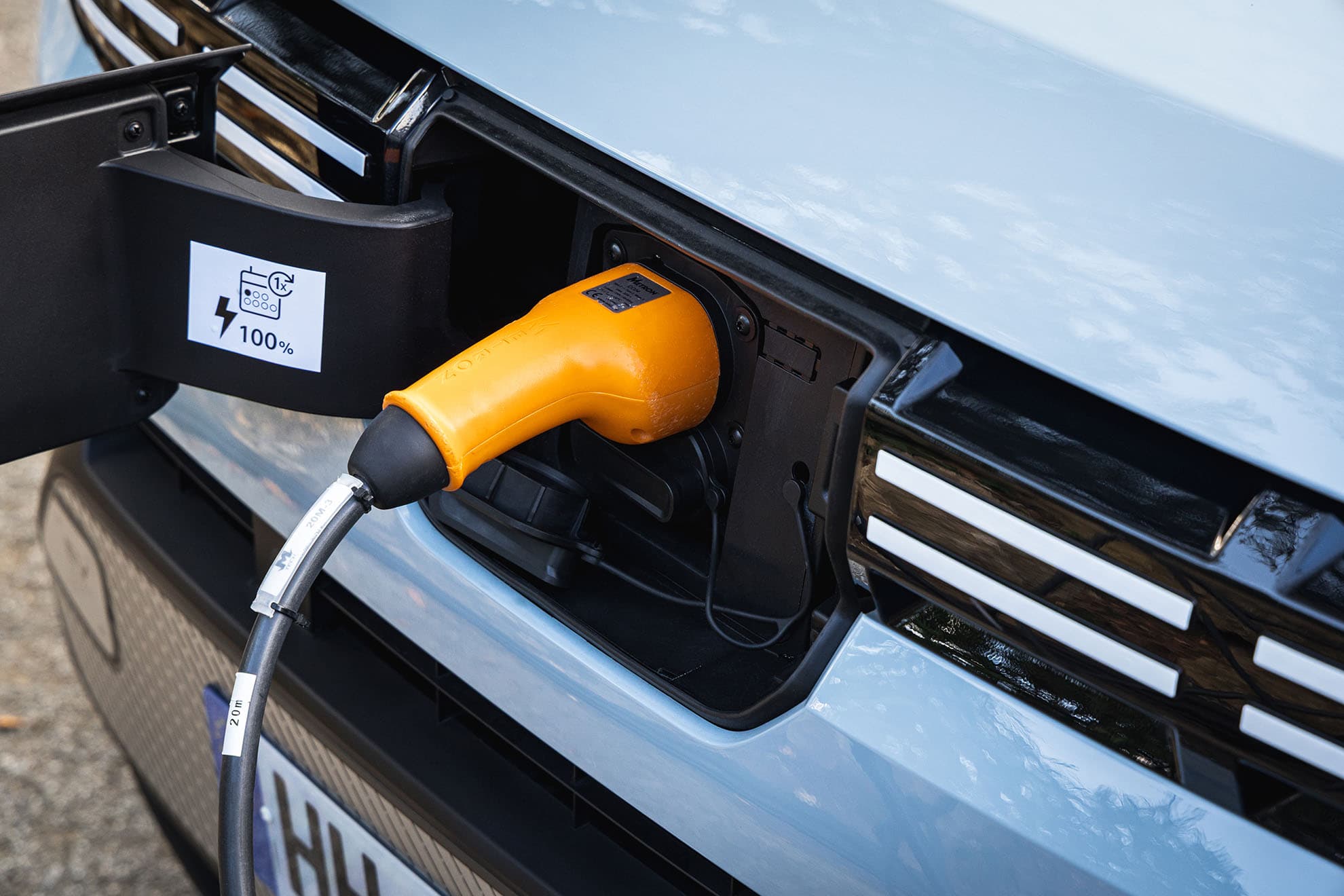 La toma de carga se esconde detrás del logo.