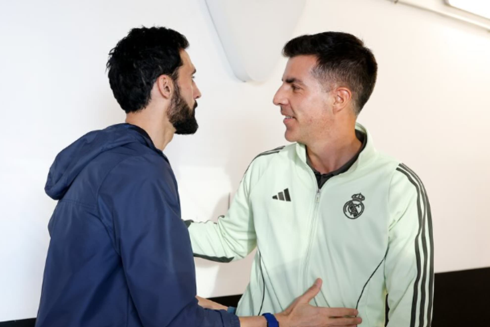 Árbeloa saluda a Álvaro López instantes antes de una de las eliminatorias del Juvenil A en la Youth.