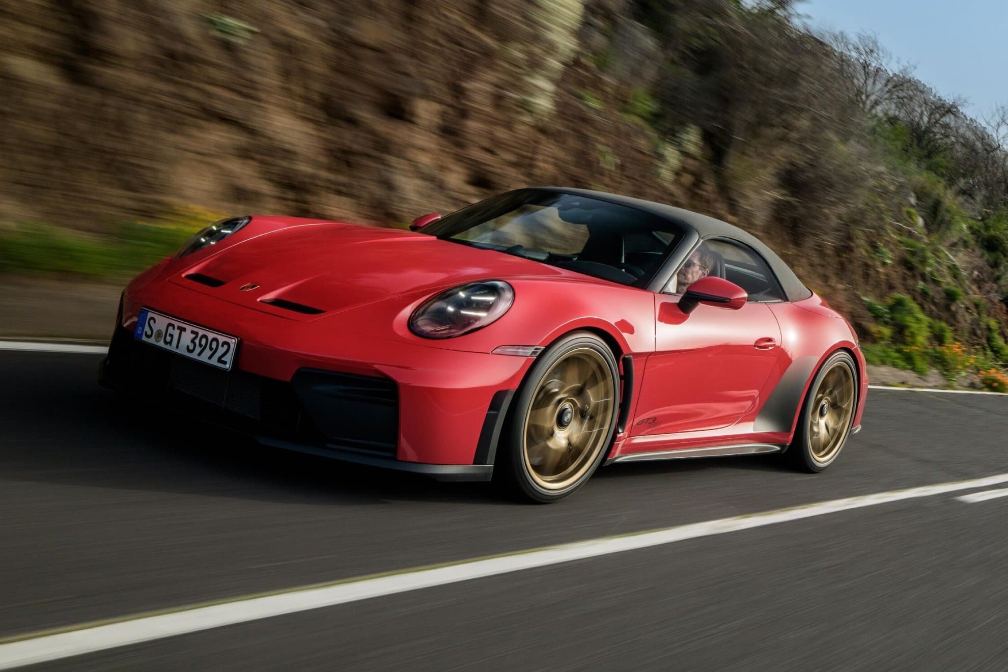 Con capota puesta, su línea es muy similar a la del 911 Coupé.