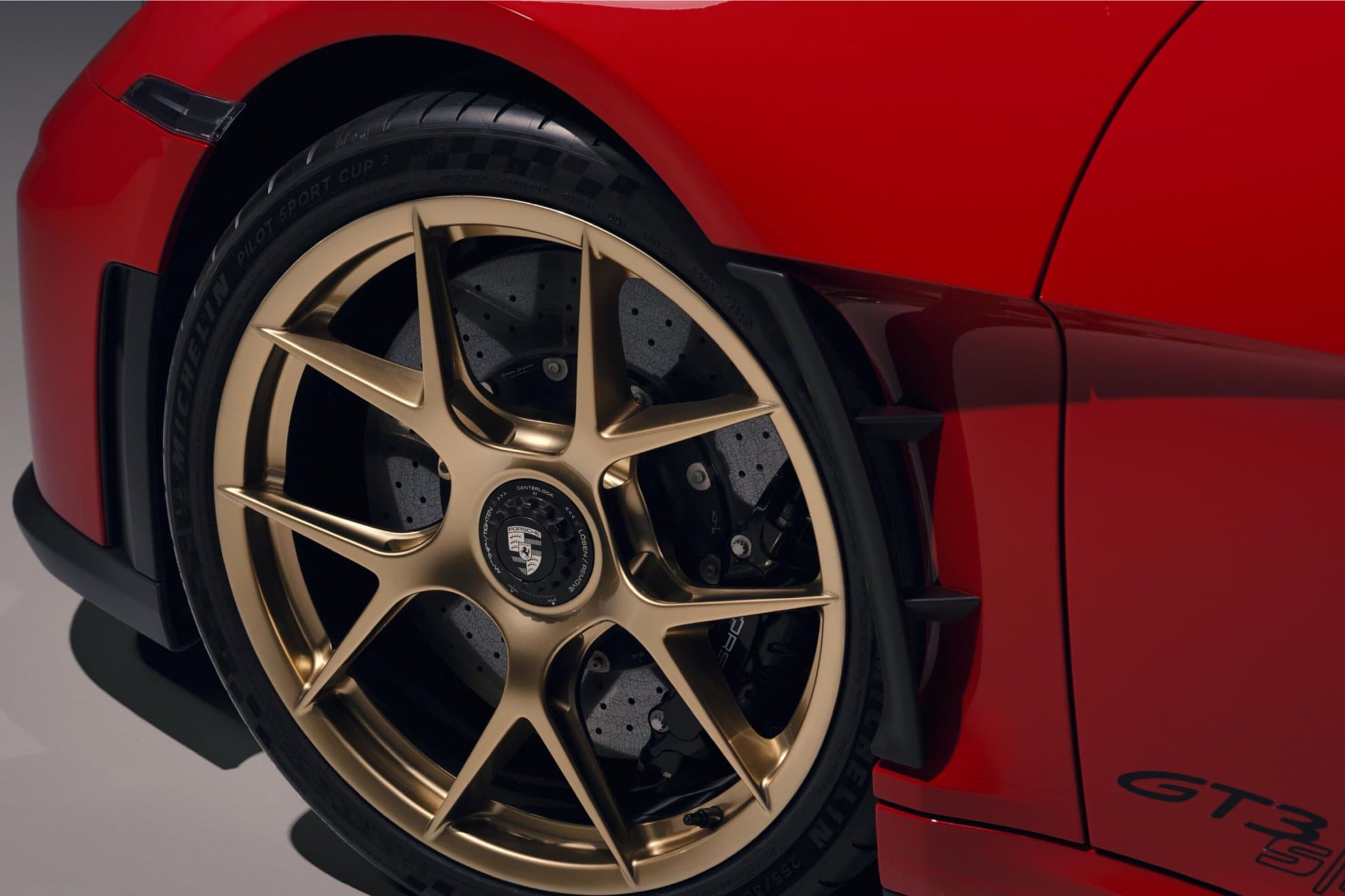 Las llantas son monotuerca.