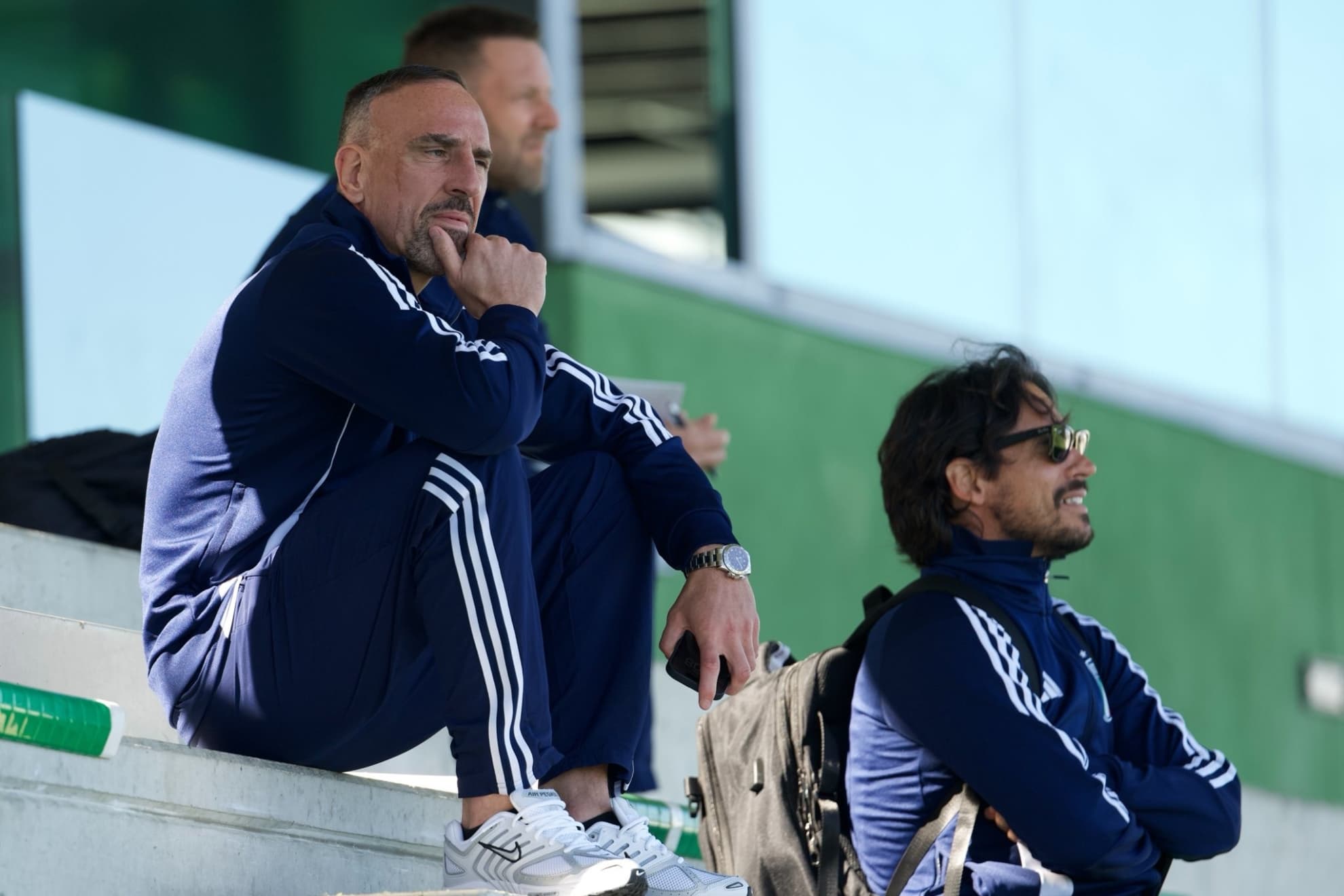 Ribery, presenciando el entrenamiento del Racing.