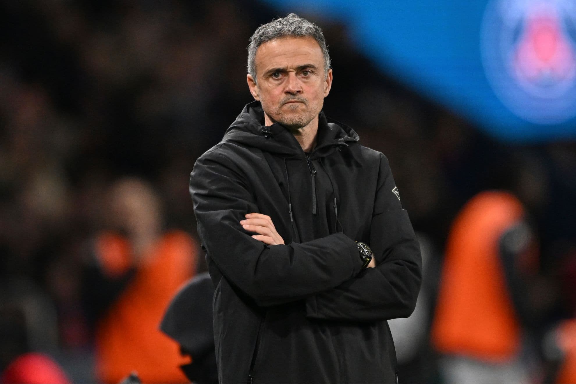 Luis Enrique, de brazos cruzados en la banda