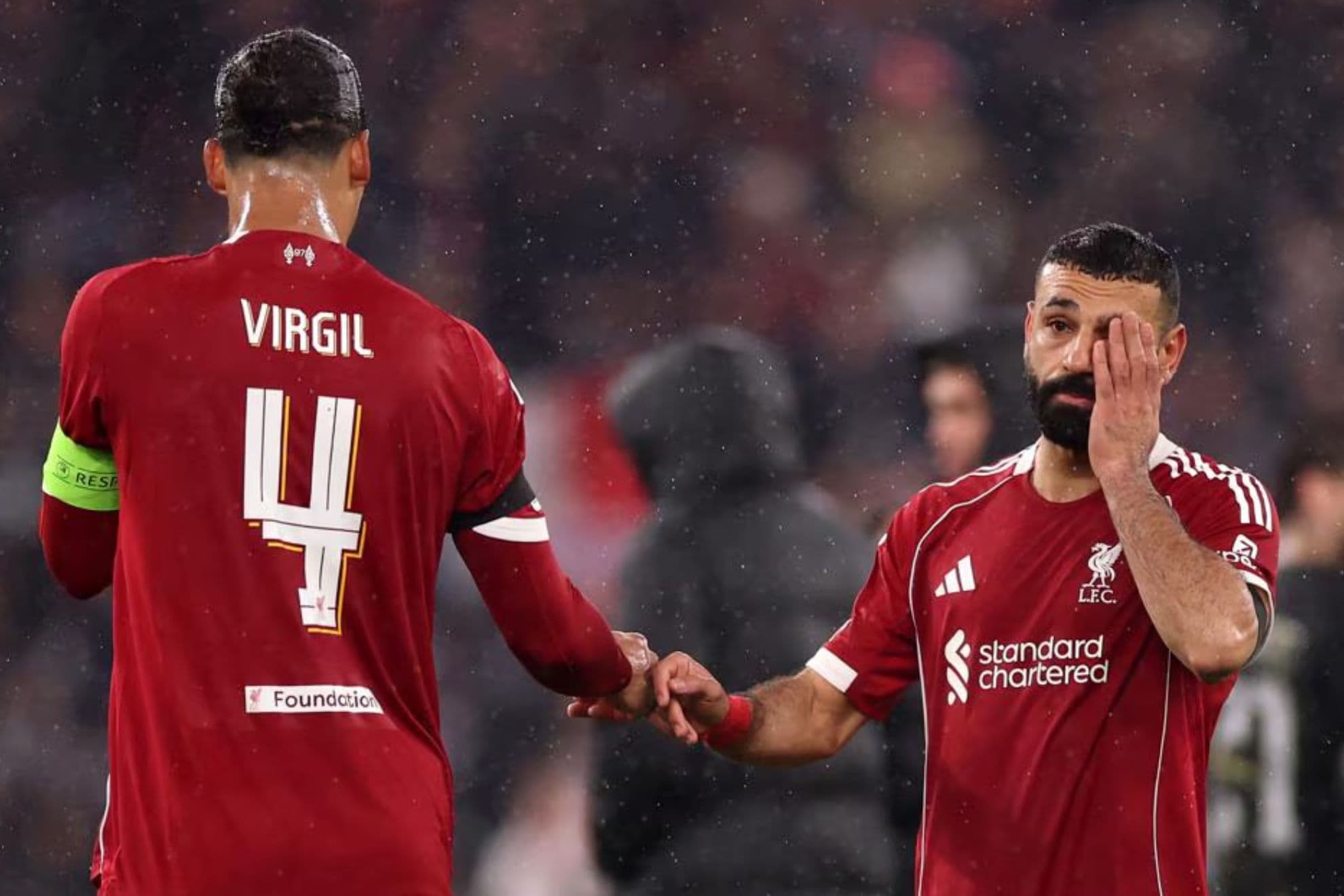 Van Dijk y Salah se saludan al finalizar el partido contra el PSG