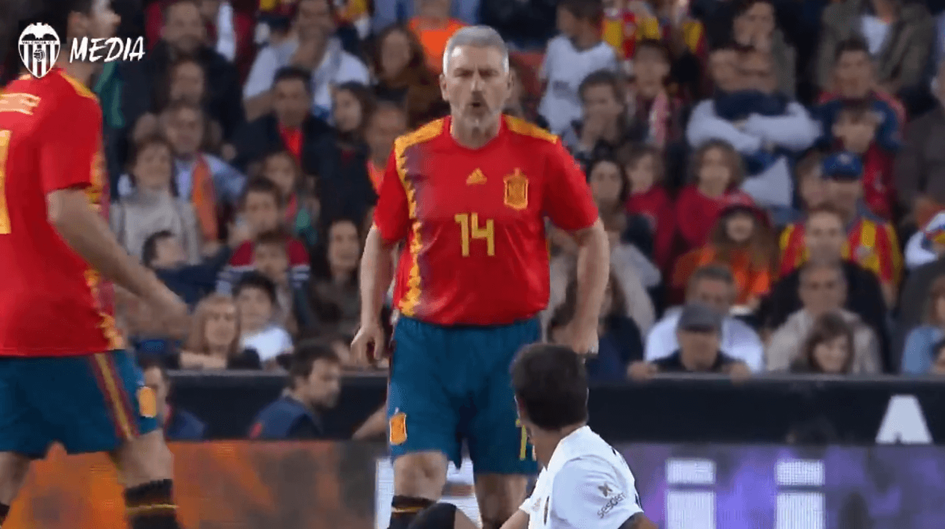 Otero grita a Kily, que está sentado en el césped de espaldas.