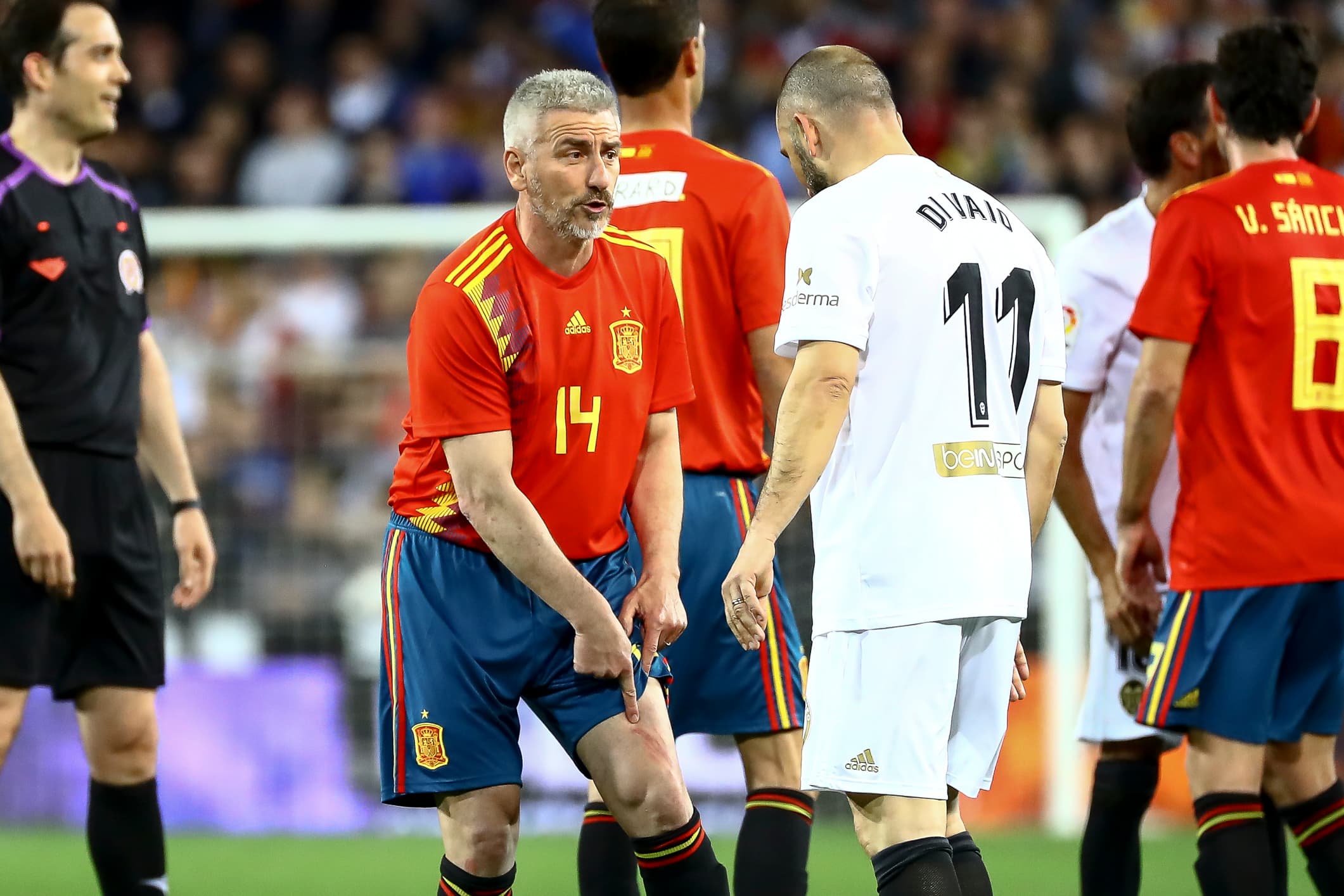 Otero muestra el raspón en el muslo izquierdo a Di Vaio, tras el partido de leyendas.