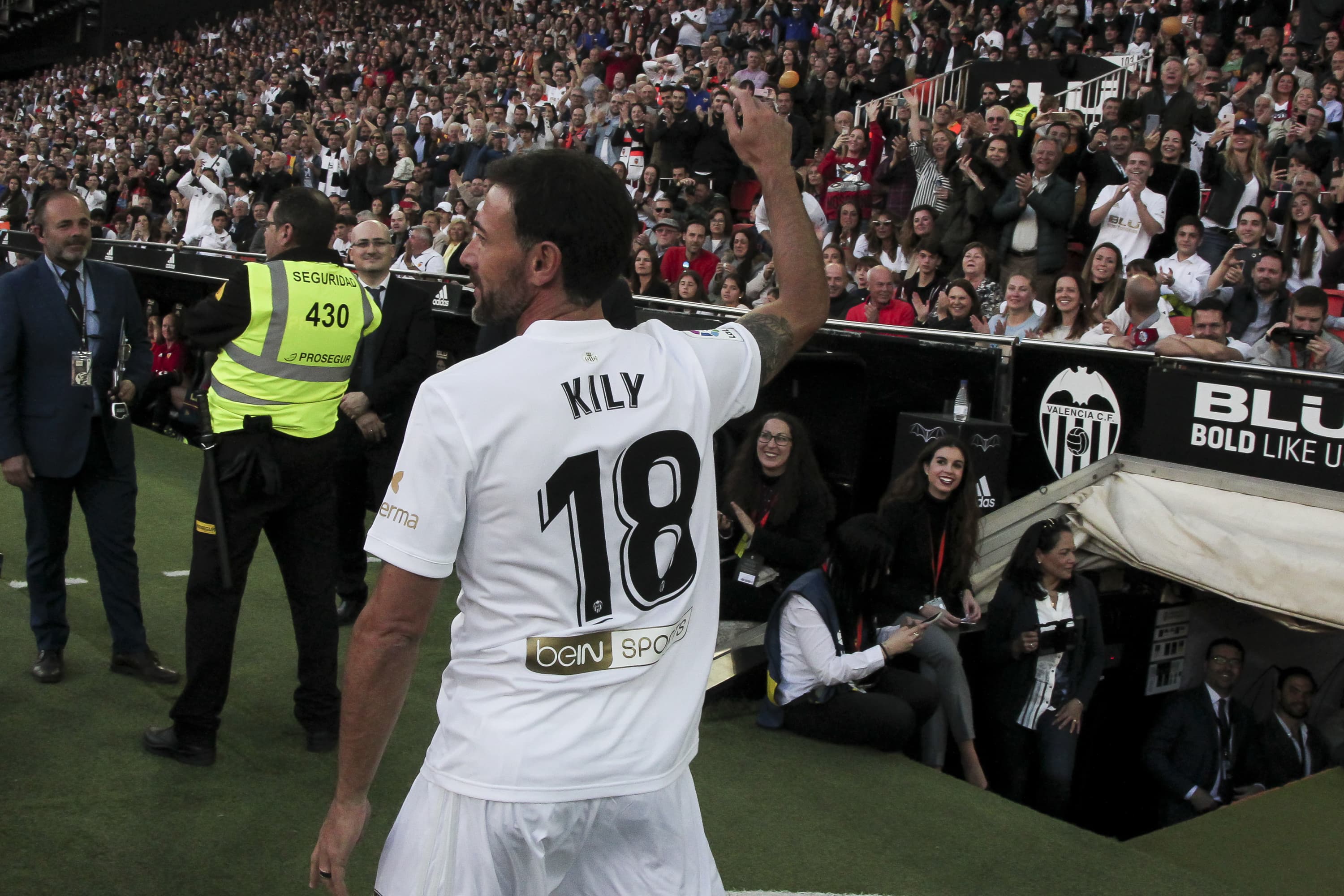 Kily, aclamado en Mestalla en el partido de Leyendas del Centenario del Valencia.
