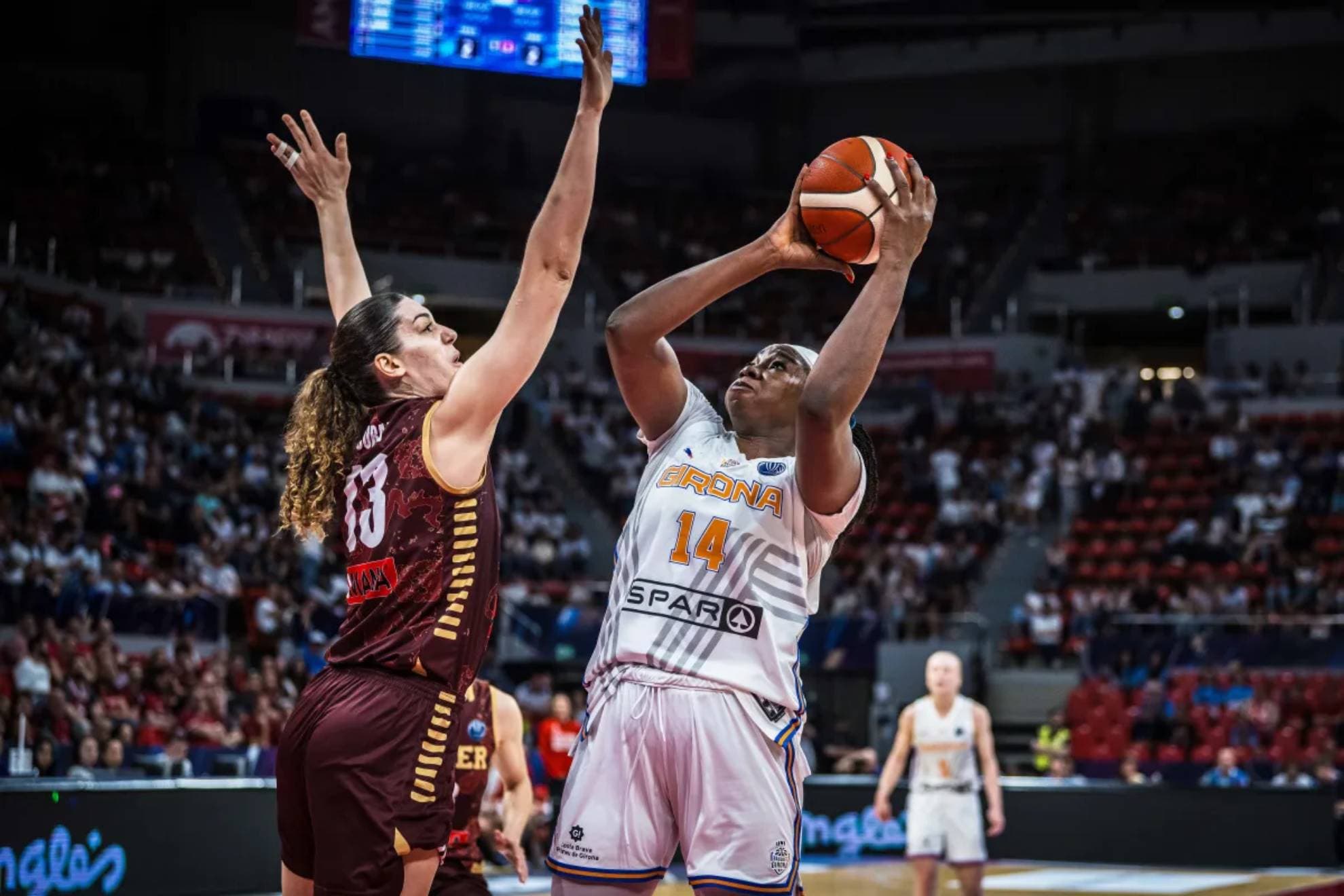 Mariam Coulibaly se dispone a lanzar ante la defensa de Cubaj. .