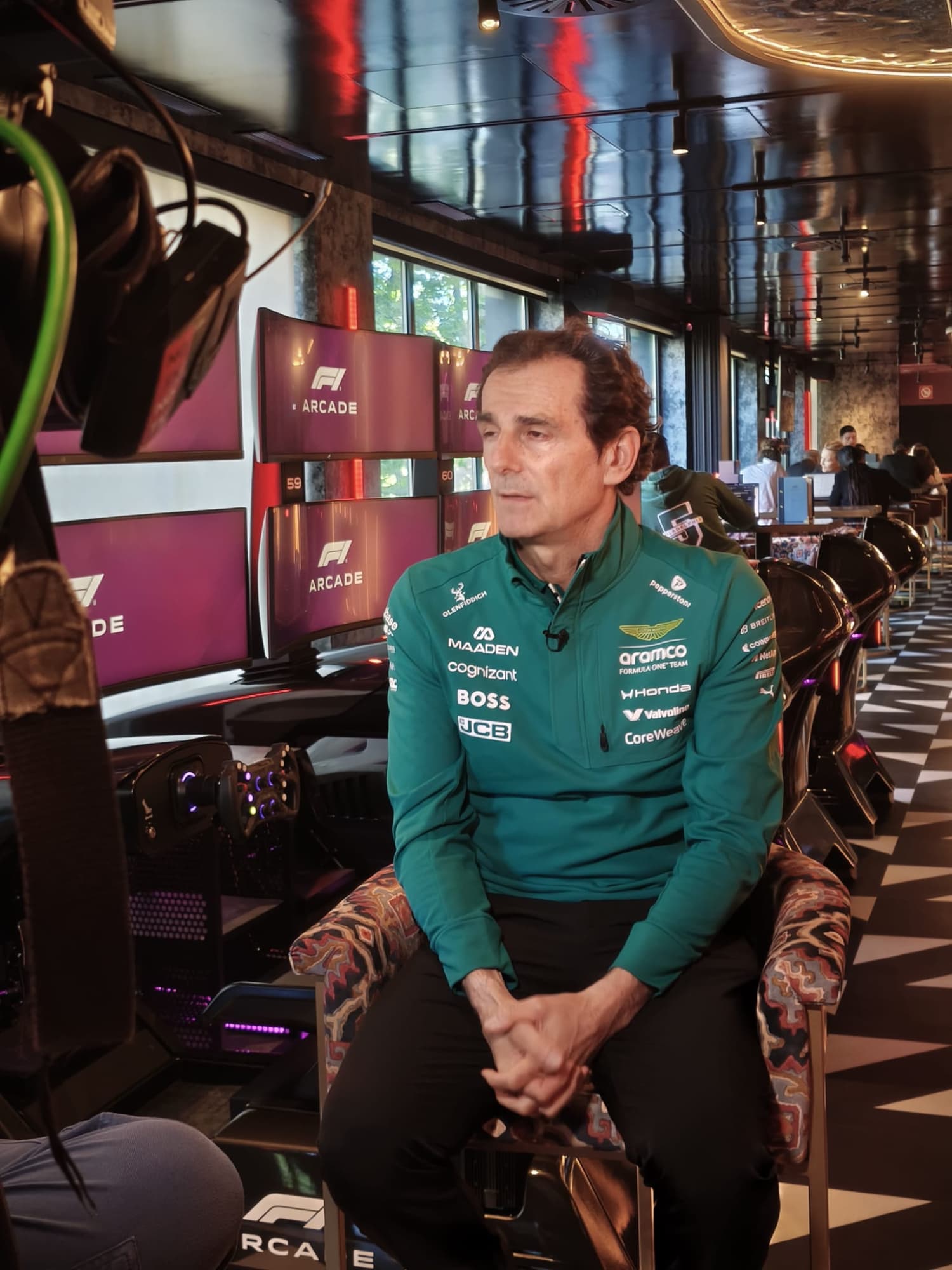 Pedro de la Rosa, junto a los simuladores de F1 Arcade.