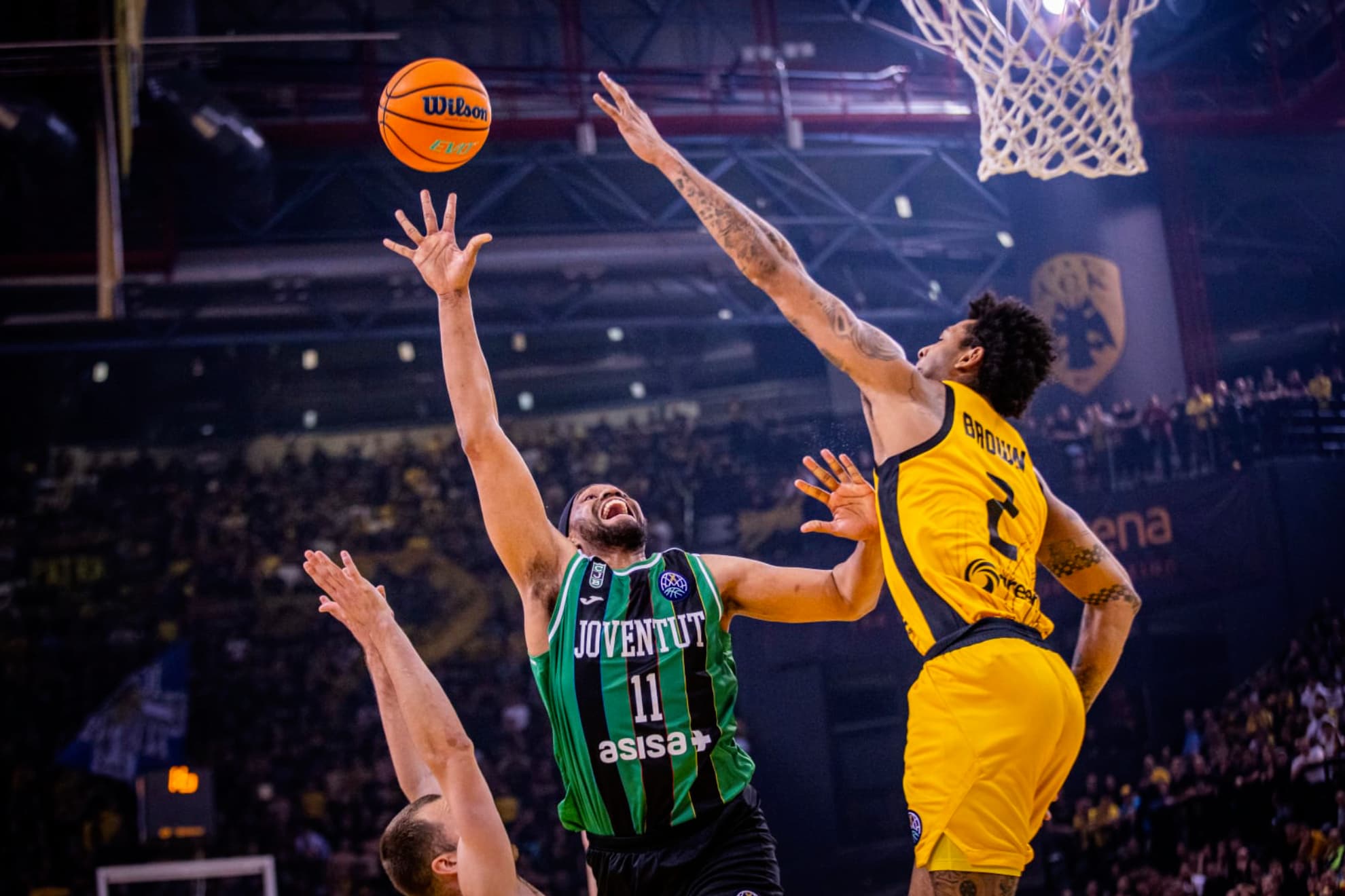 Jabari Parker lanza a canasta ante la oposición de Brown.