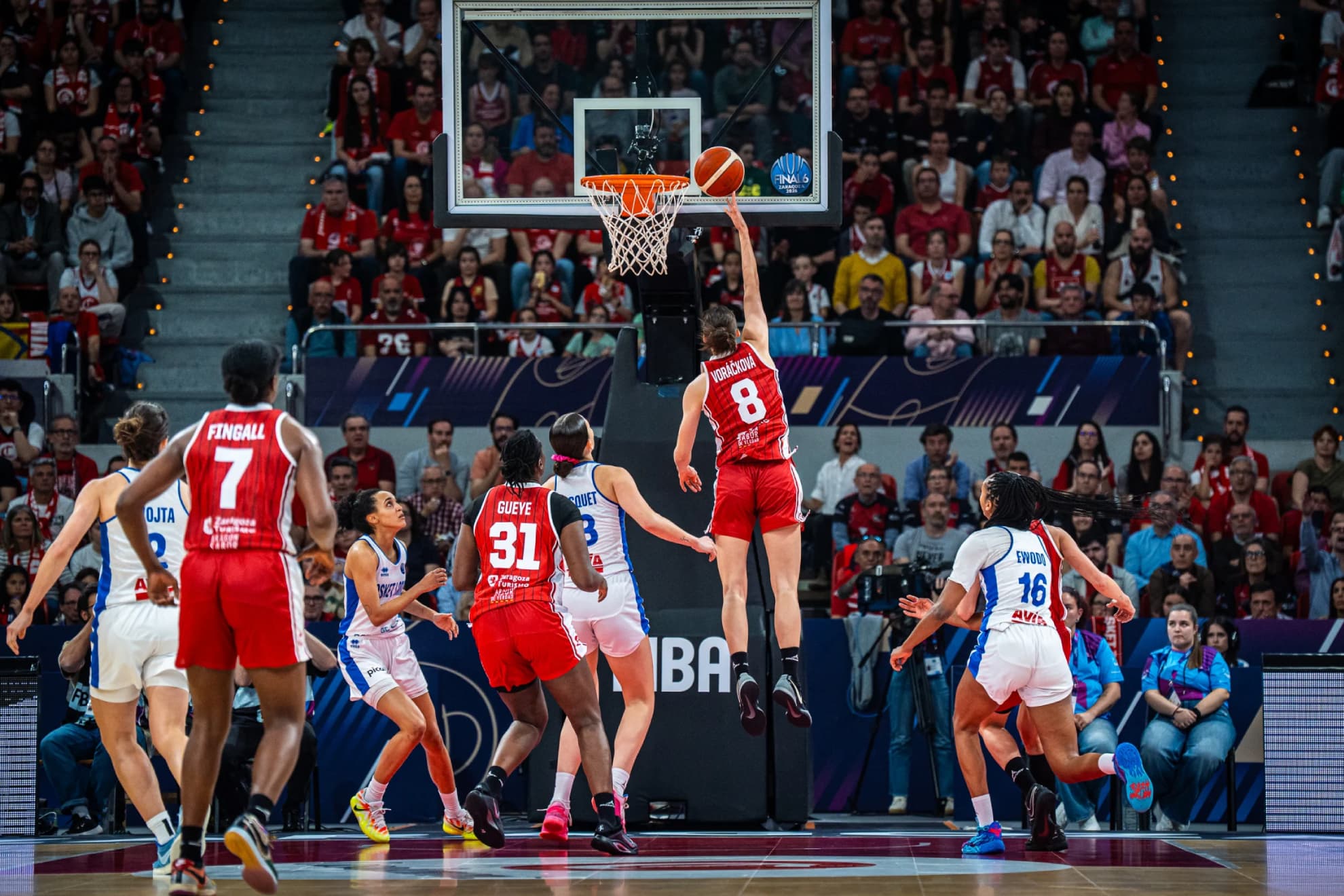 Vorackova trata de anotar.