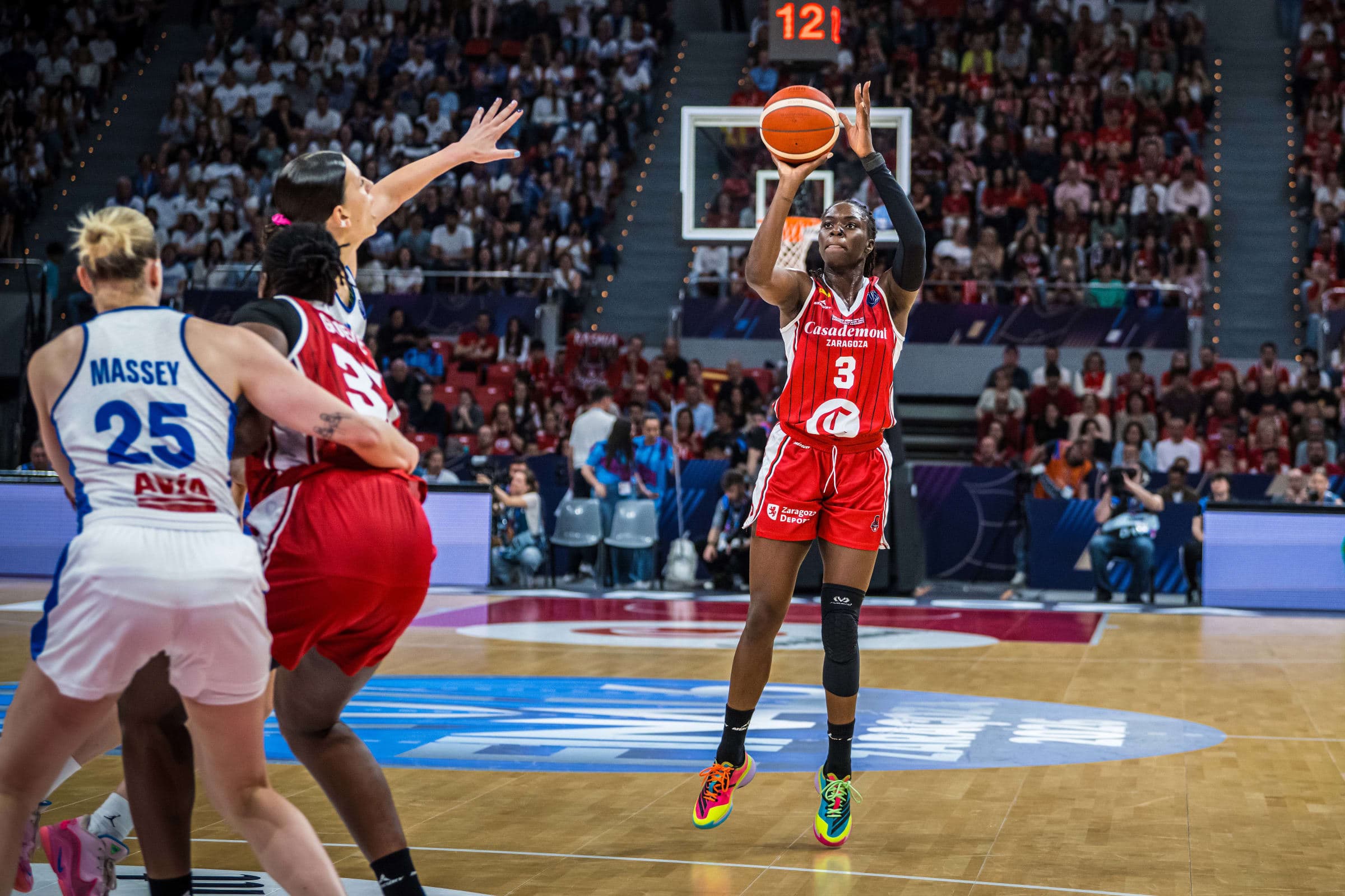 Bankole lanza a canasta.