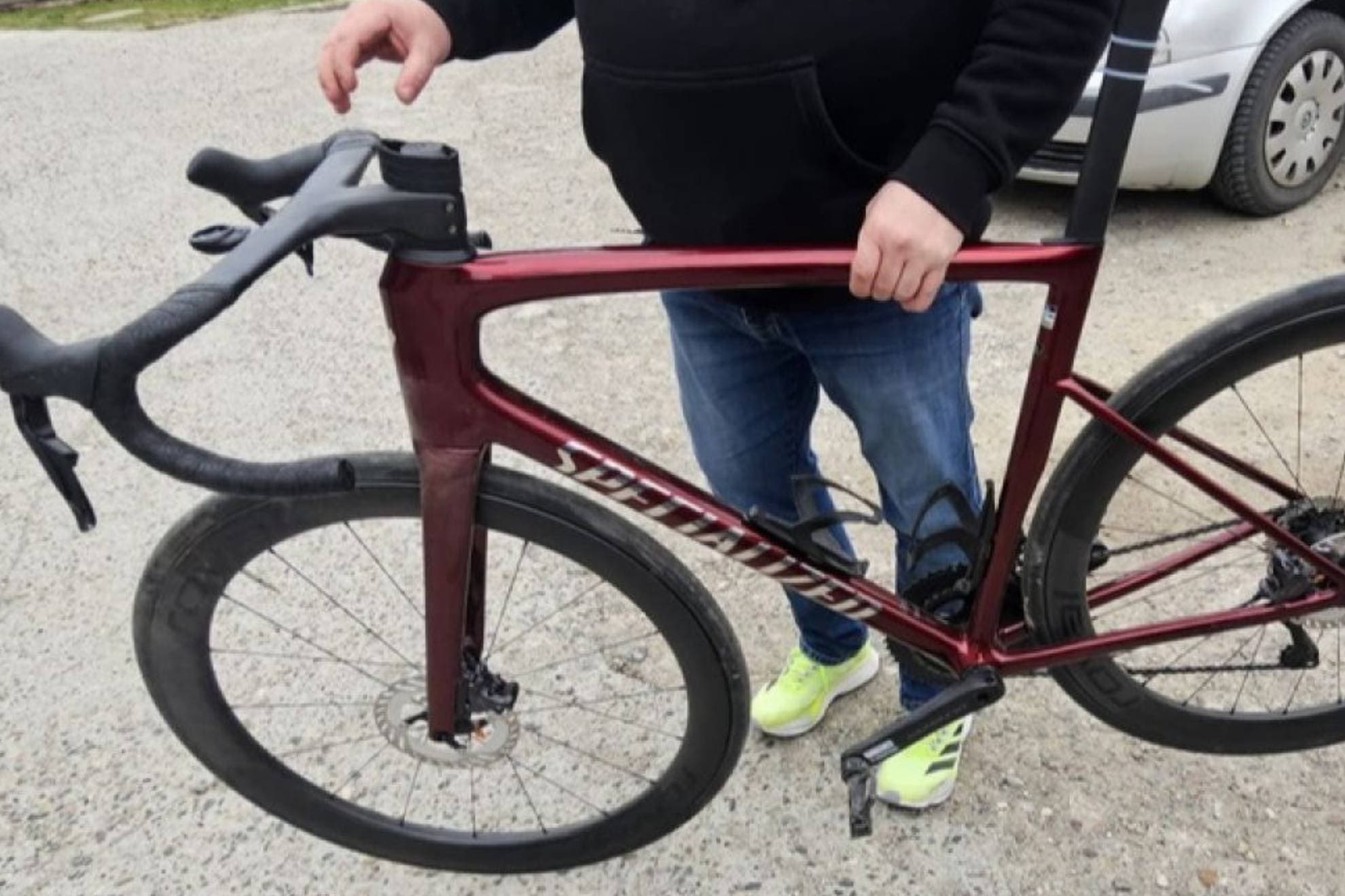 Un ladrón se cuela en una carrera ciclista en plena fuga: la Policía le atrapa... ¡porque casi gana!