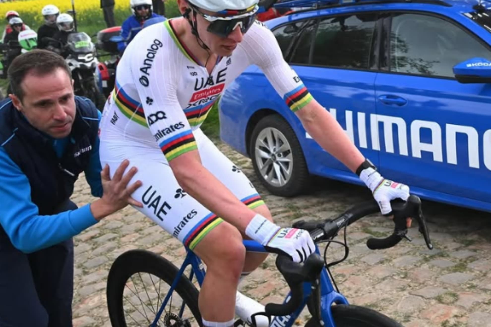 Pogacar, con la bici de repuesto.