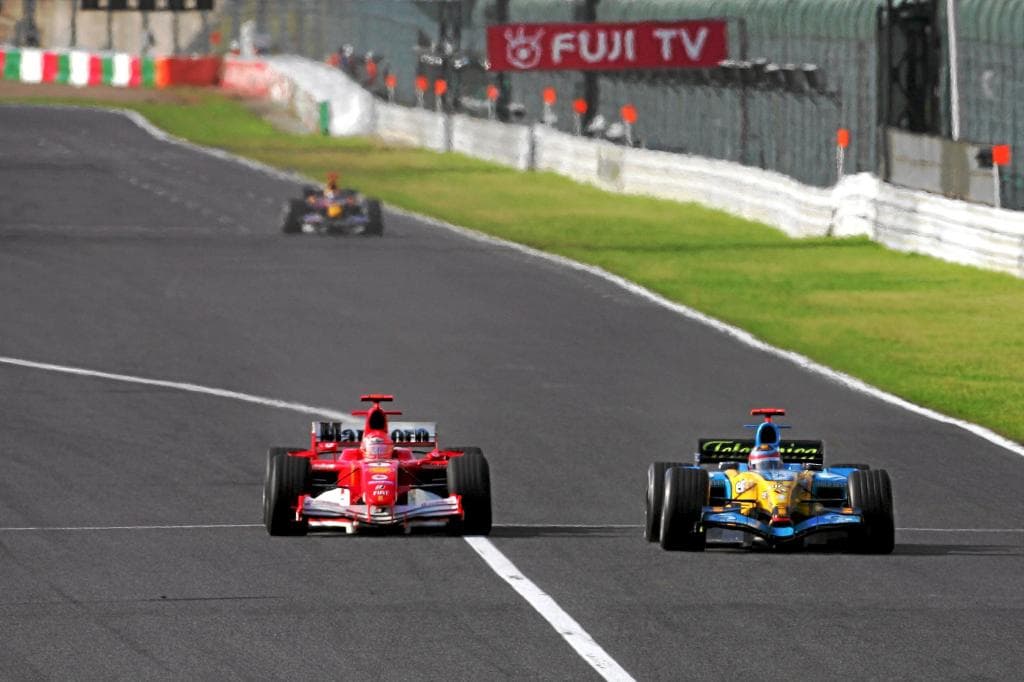 Fernando Alonso (ESP) Renault R25 psa a Michael Schumacher (GER) Ferrari F2005. 18 prueba del mundial. GP de Japón, en Suzuka el domingo 9 de octubre de 2005