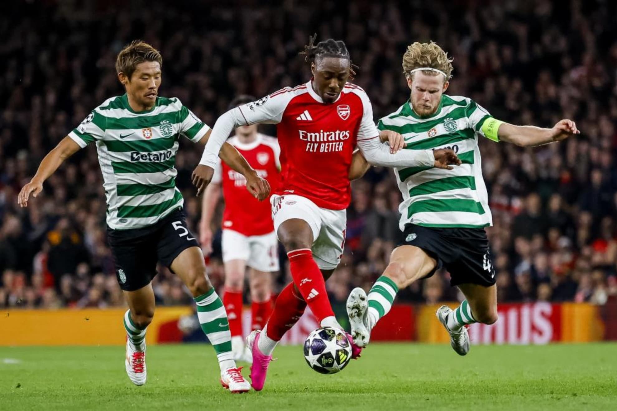 Morten Hjulmand trata de robarle el balón a Eberechi Eze.