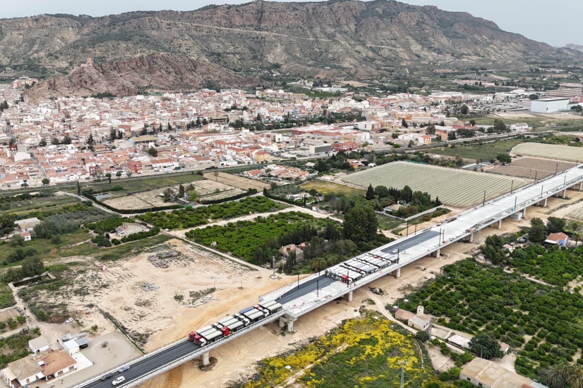 Imagen de la infraestructura de la línea de alta velocidad entre Almería y Murcia, con Totana de fondo