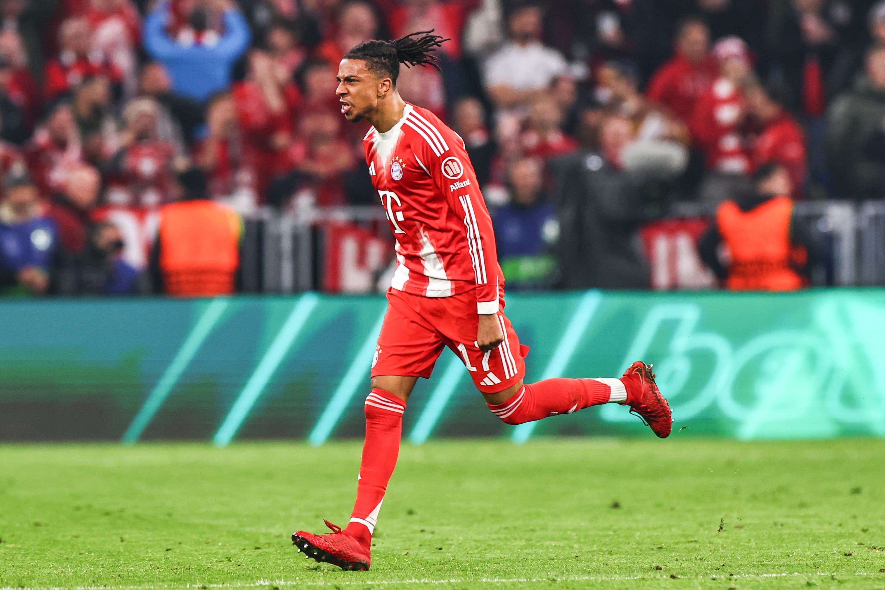 Michael Olise celebra el 4-3 definitivo ante el Real Madrid