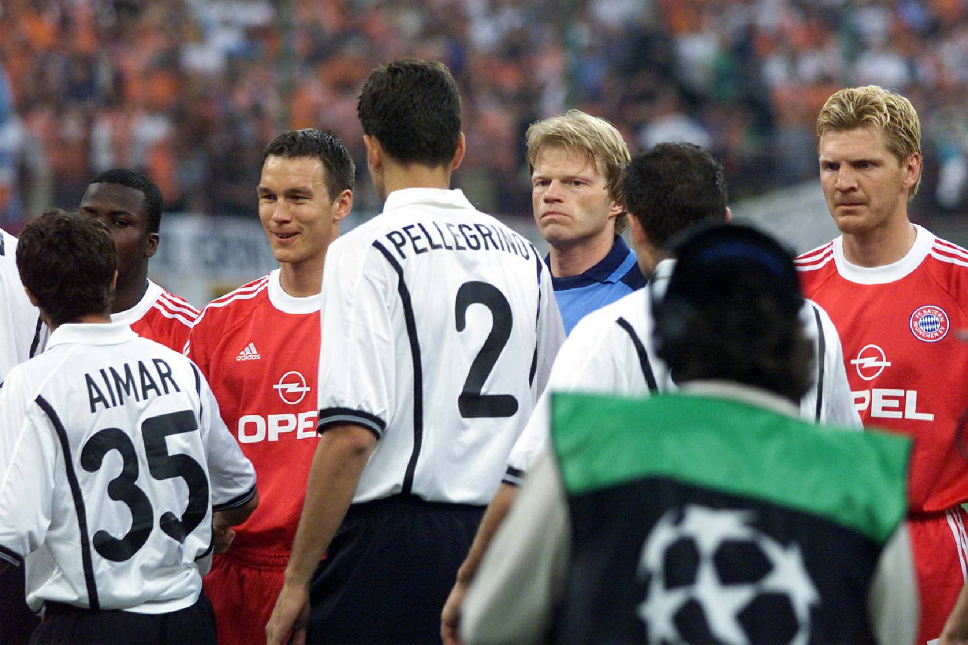 Oliver Kahn saluda a Mauricio Pellegrino en la final del 2000-2001