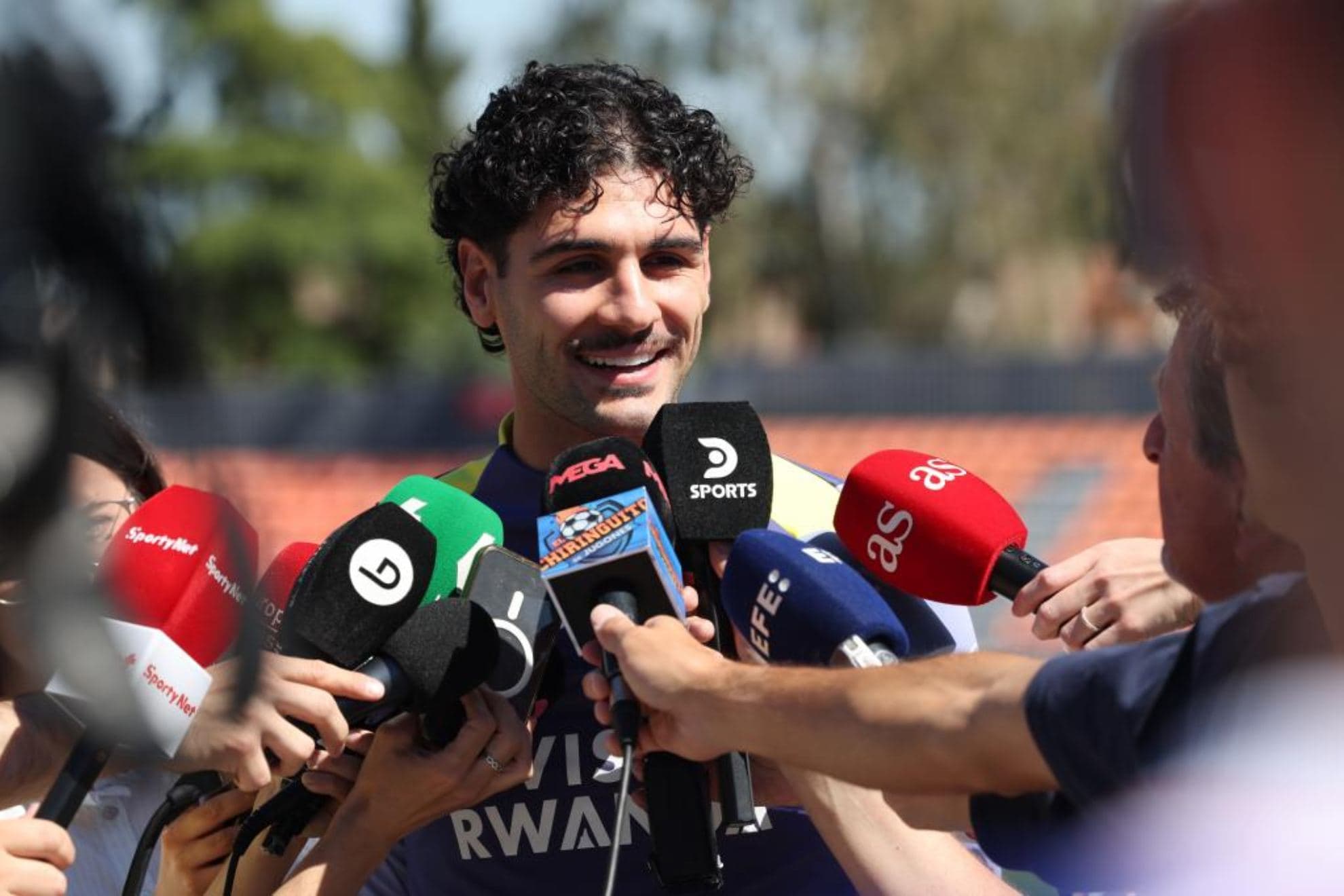 Cardoso atiende a los medios en el Cerro.