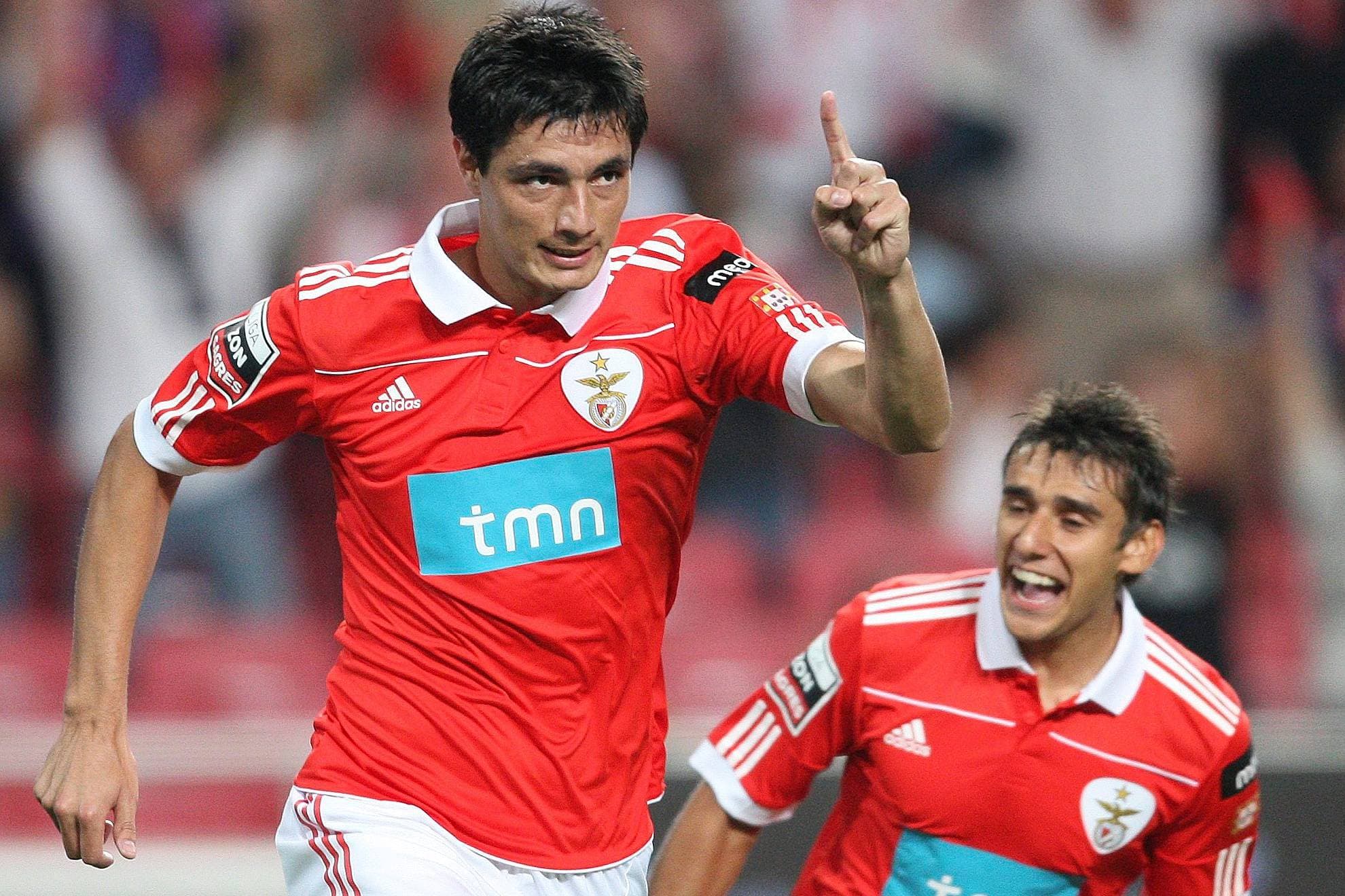 Óscar Cardozo celebra un gol con el Benfica