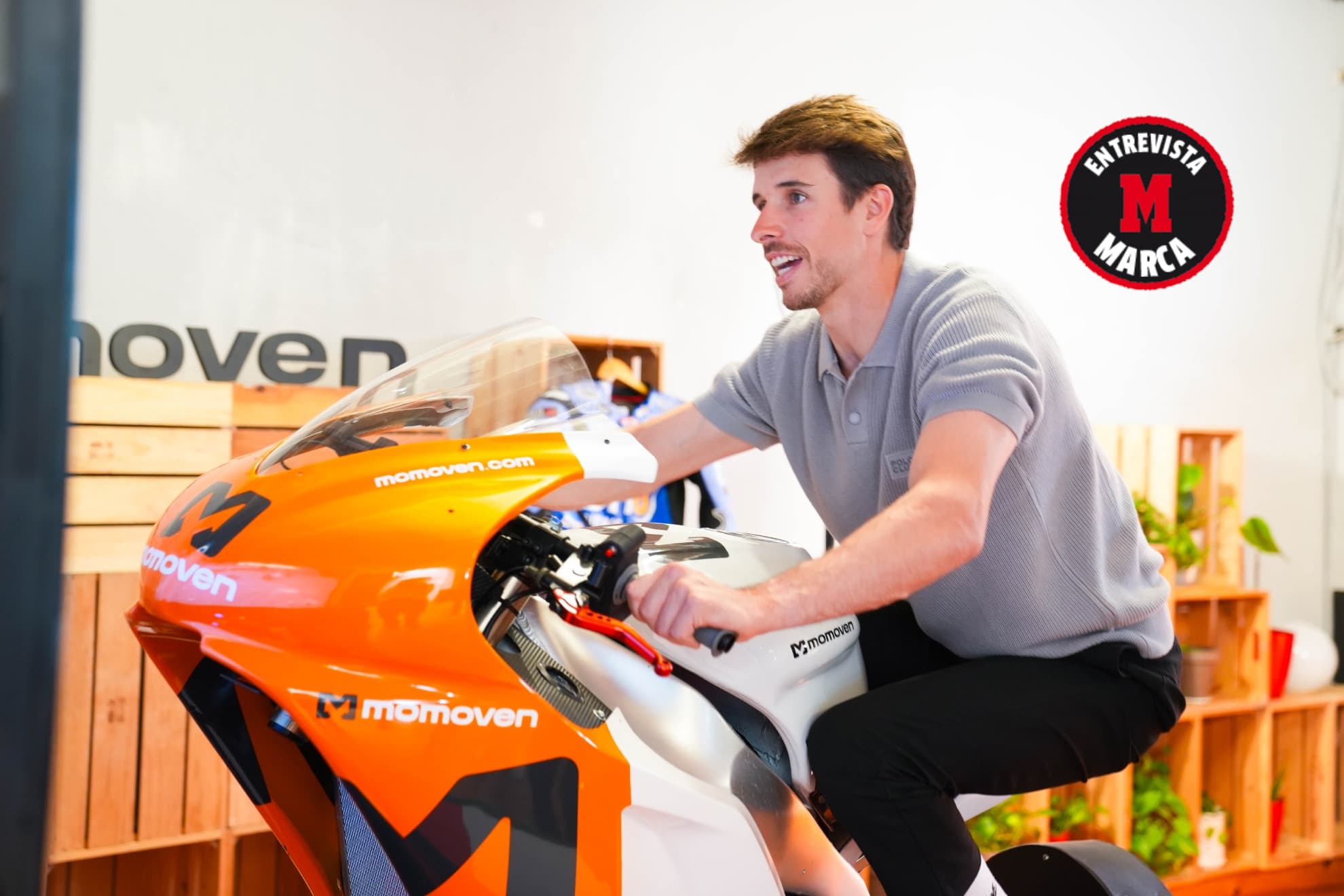 Álex Márquez, con el simulador de Momoven.