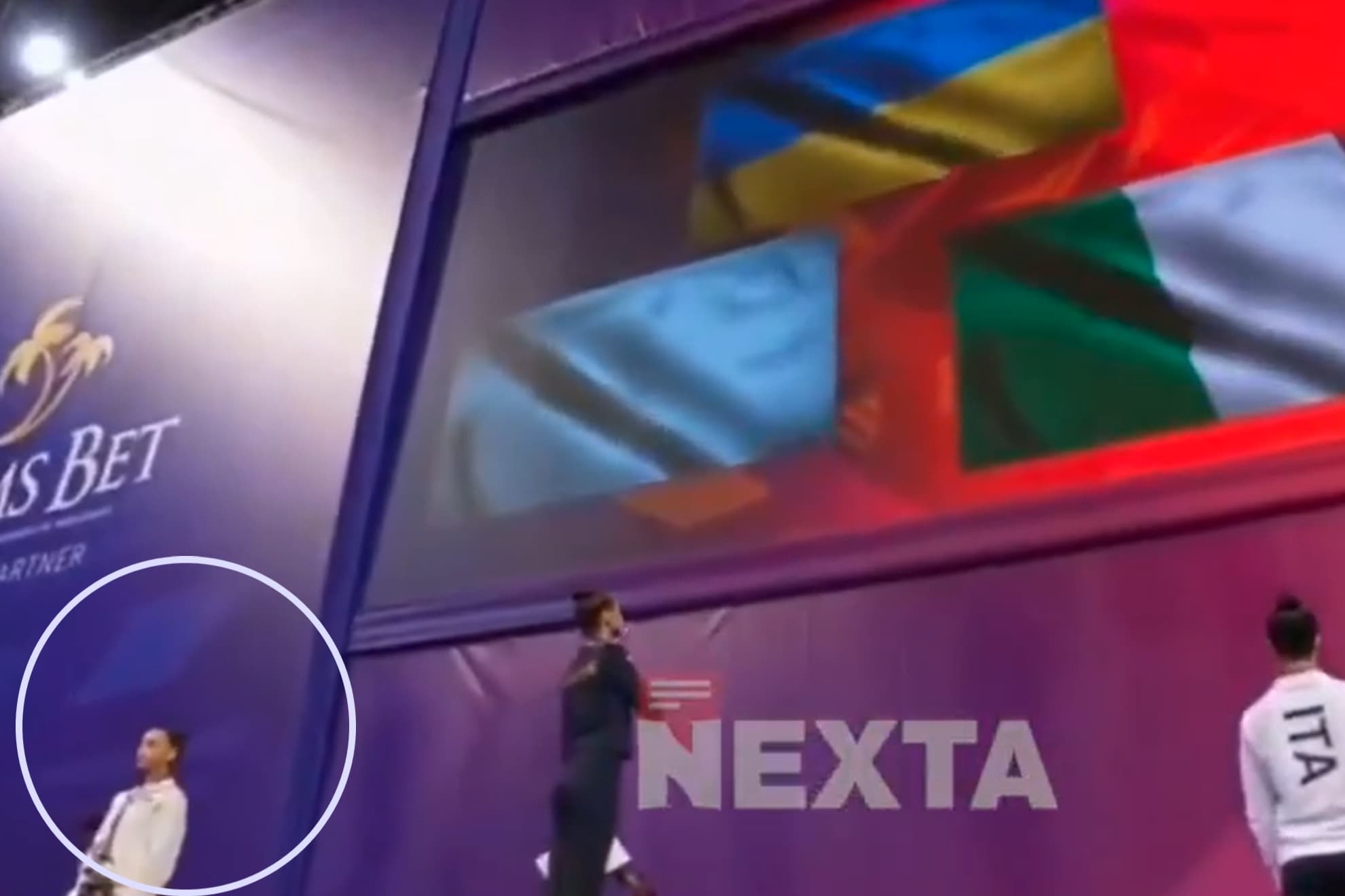 La gimnasta rusa Ilteriakova da la espalda a las banderas en el podio